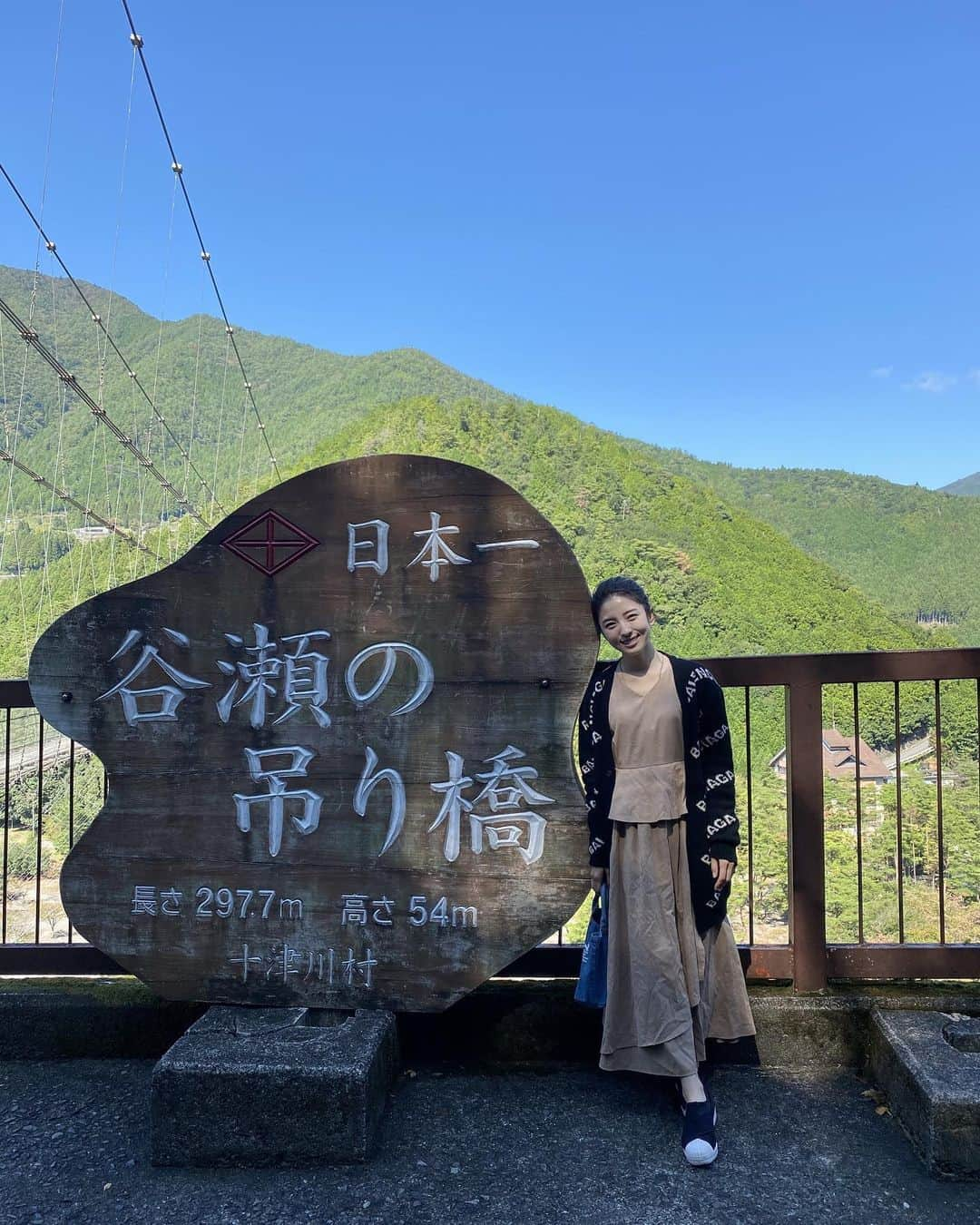 松井絵里奈さんのインスタグラム写真 - (松井絵里奈Instagram)「奈良県十津川村♡  日本一長い吊り橋 「谷瀬の吊り橋」  小さい頃からよく渡っていました♪  スリル満点です😆💕 #奈良県十津川村 #十津川村 #谷瀬の吊り橋」10月17日 22時50分 - erina74xx