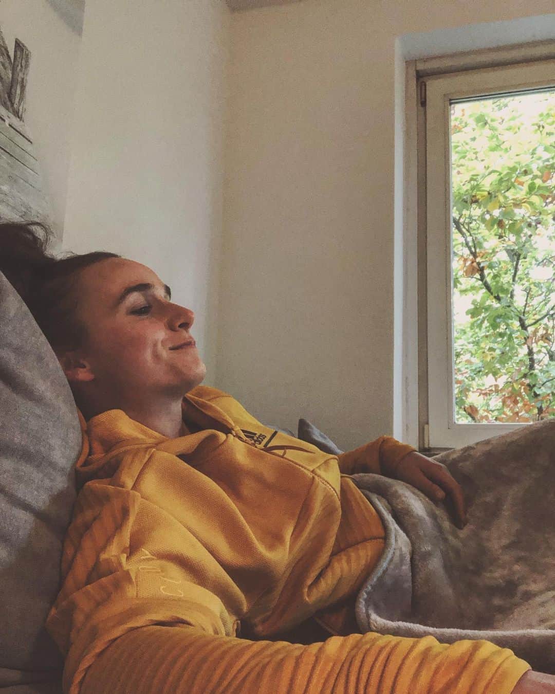 Lina Magullのインスタグラム：「Ready für den Winter ❄️ Warmhalten mit COLD.RDY, auch auf der Couch an einem Fußball-Samstag. #adidasrdy #coldrdy #adidas #staywarm」