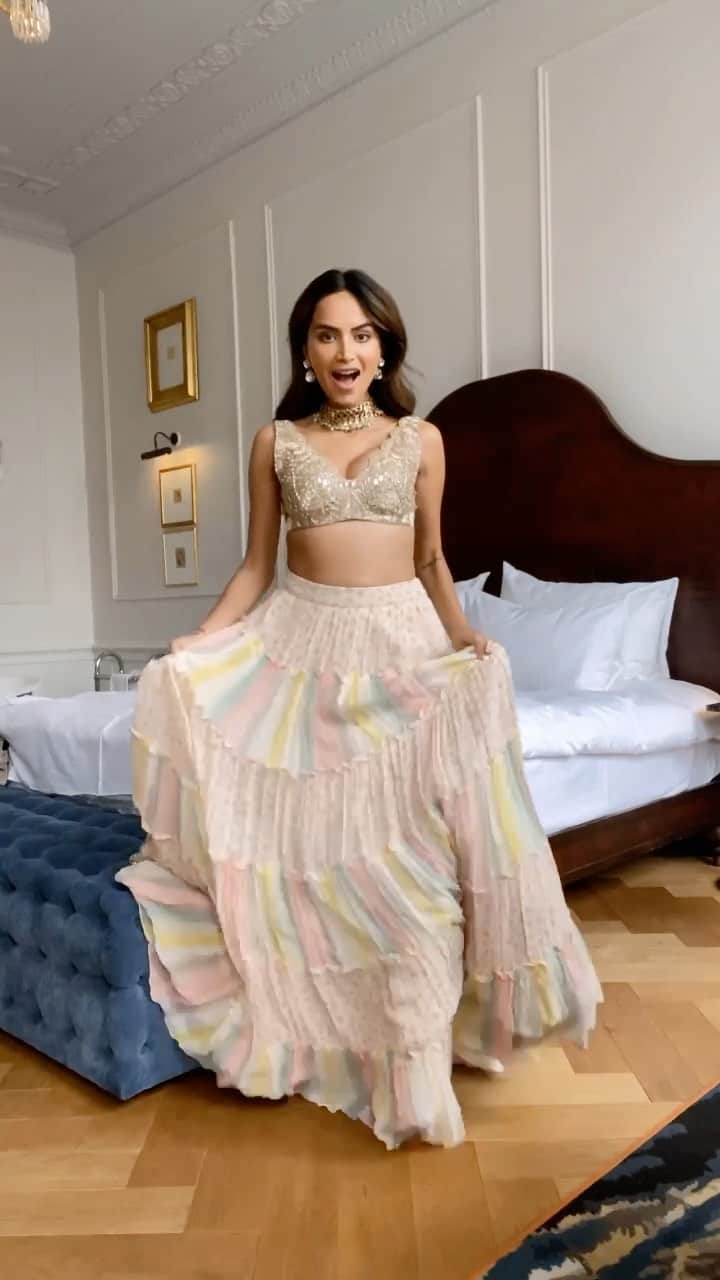 Diipa Büller-Khoslaのインスタグラム：「When your beautiful friend & top bollywood stylist @tanghavri styles in an outfit you all the way from India. Proud of your baby @dhoomdhaamweddings & its online trunk show were you can buy curated affordable + luxury designs. ❤️」