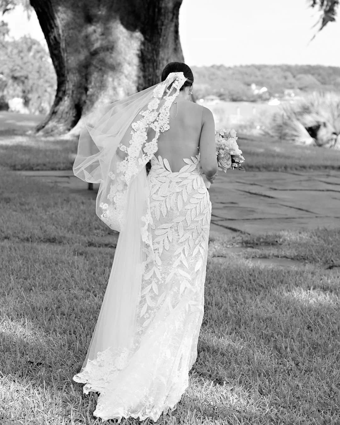 オスカーデラレンタさんのインスタグラム写真 - (オスカーデラレンタInstagram)「Gorgeous bride, Mary, captured on her wedding day in the timeless fern-embroidered #odlrbridal gown with Chantilly lace underlay.」10月17日 22時54分 - oscardelarenta