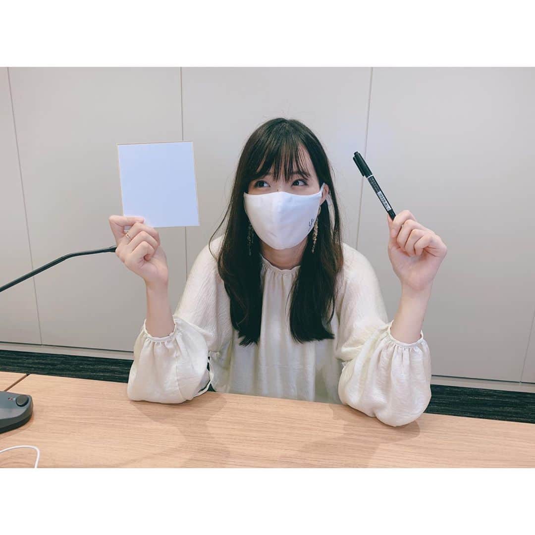 大原ゆい子のインスタグラム：「初のオンラインサイン会でした、、！ ライブで直接お会い出来る機会がなくなって寂しく感じていますが、今は生配信などで言葉を交わしたりできる世の中で有難いです。  ご参加ありがとうございました！ グッズのマスク初めてつけたけどアジャスター付きは調節できるので良い。 対象グッズもsoldありがとうございました🙇‍♂️  アーカイブもありますのでぜひ https://youtu.be/__ohvfN2jsk」