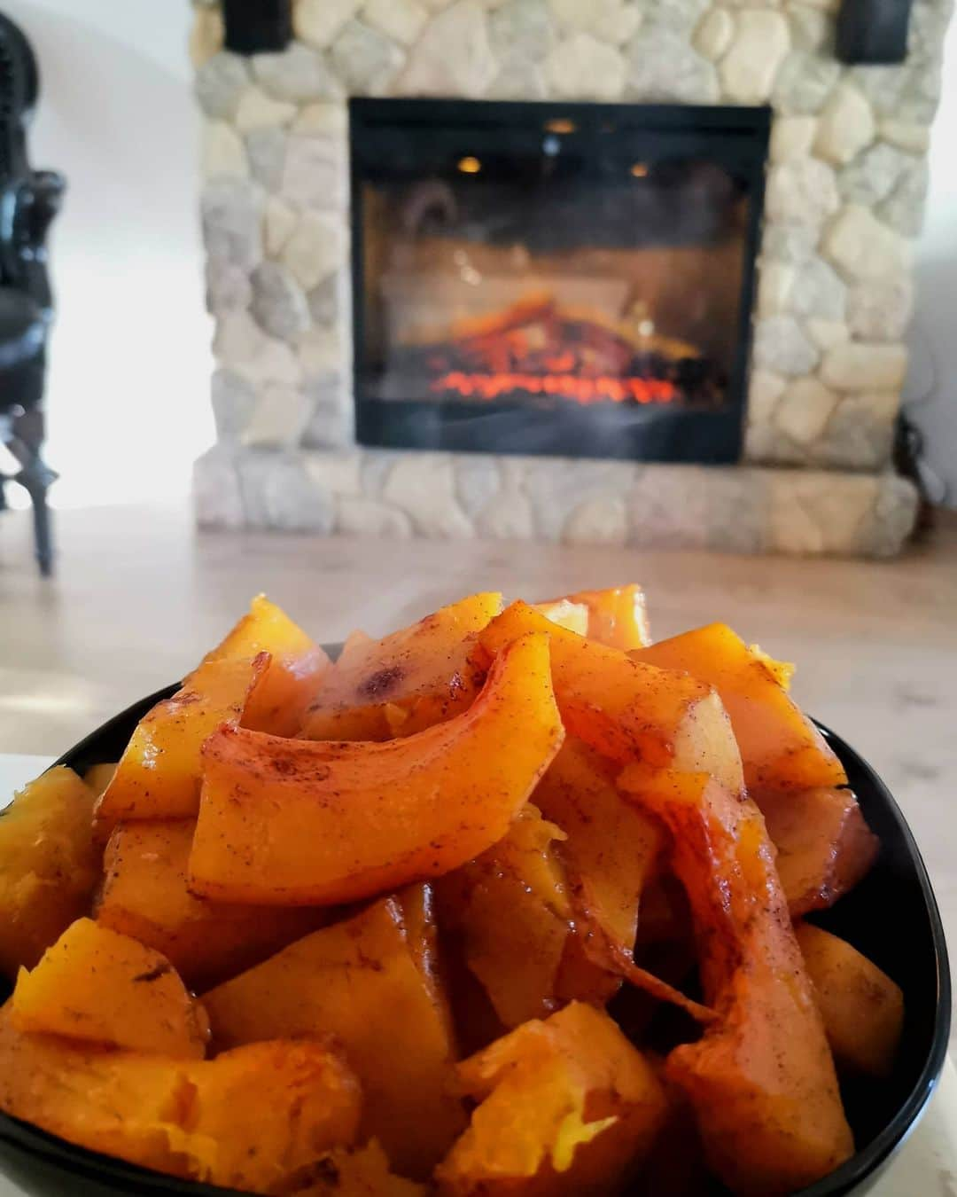 カタリナ・ポノルのインスタグラム：「Dovleac la cuptor cu miere si scortisoara! 😋 Healthy autumn desert😍🥰 @fruitful_romania  #healthyfood #pumpkin #autumn #autumnvibes🍁」