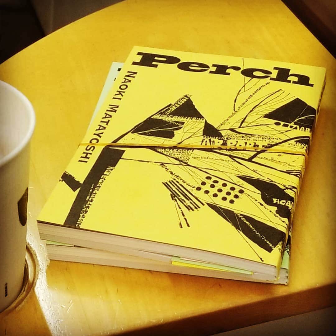 前田真里さんのインスタグラム写真 - (前田真里Instagram)「旅する本📖  旅のおともは、  #又吉直樹 さん @matayoshi0 の新著  「Perch」(パーチ)  このデザインもサイズも素敵。 さぁ、どっぷり浸りたい～  #TSUTAYA #books #travel #Perch #天使の話　#めふぃすと #野良月が出ている  #車内　#JR西日本 #旅　  それから、 次は、書店でスタンプ押したい😊！  https://news.yahoo.co.jp/articles/676dca6c512ea4eddc519312398b8187b36da7b4?page=4」10月17日 22時56分 - maedamari