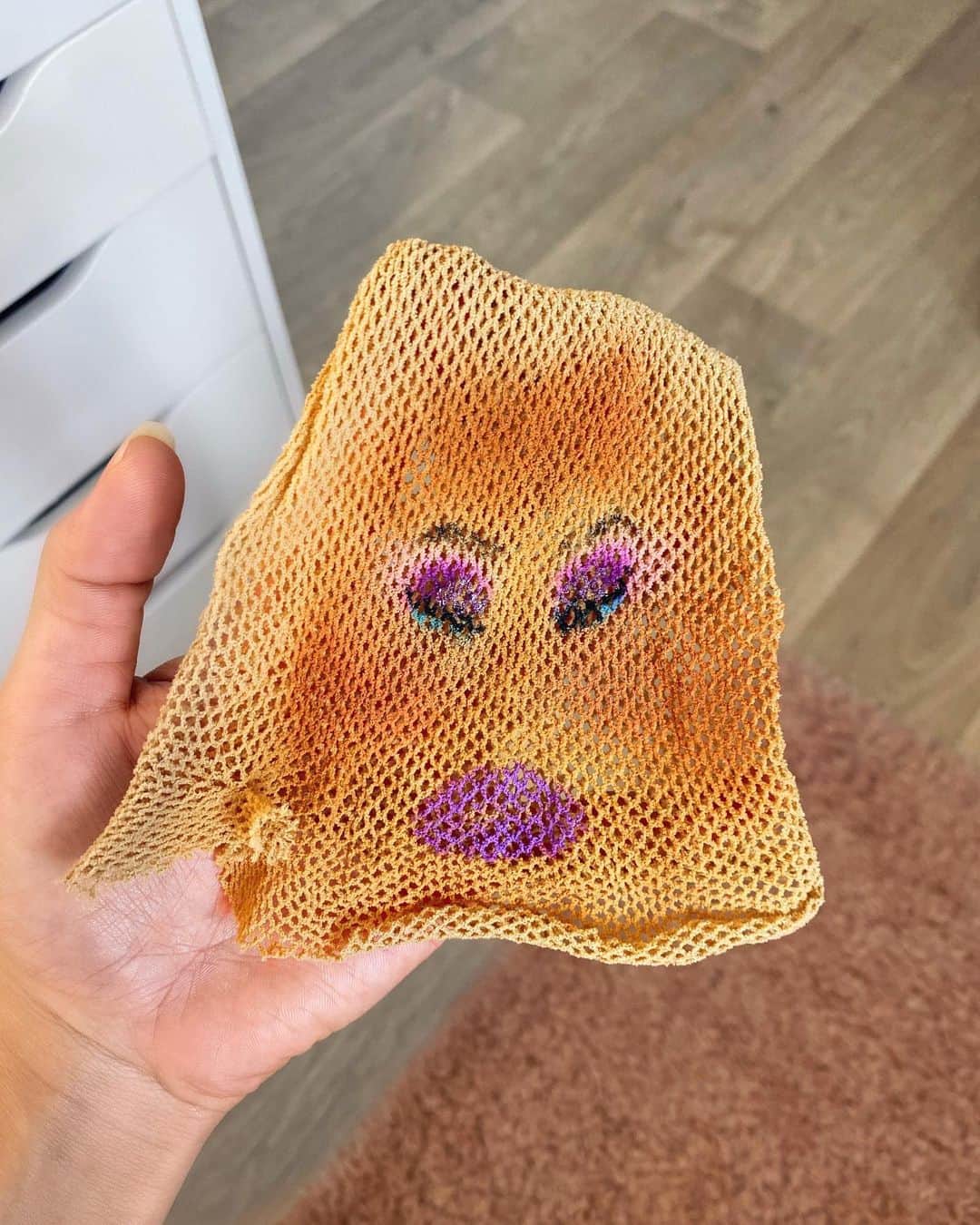 sananasのインスタグラム：「Je ne m’en remets pas de ce challenge ... Vous me faites faire n’importe quoi. Nouvelle vidéo en ligne 🤦🏻‍♀️😂 Se maquiller avec un collant sur la tête : ✅ done.」