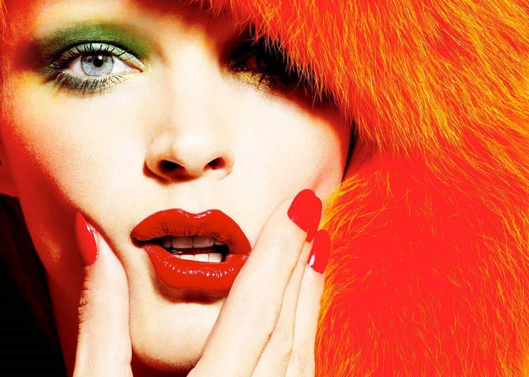 マリオ・テスティーノのインスタグラム：「PUSH THE COLOUR AND MAKE IT POP!  Limited Edition Print. Carmen Kass, Los Angeles 2009. _ ¡HAZ QUE EL COLOR SALTE!   Fotografía de edición limitada. Carmen Kass, Los Angeles 2009.  #CarmenKass  @paulcavaco @hairbymarclopez @tompecheux #MarioTestino」