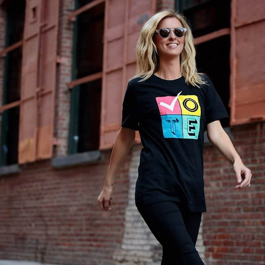 のインスタグラム：「@nickyhilton Happy Saturday! Please get out there and #VOTE! ❤️🤍💙 Vote early. Vote by mail. Vote in person. Your voice matters. #regram」
