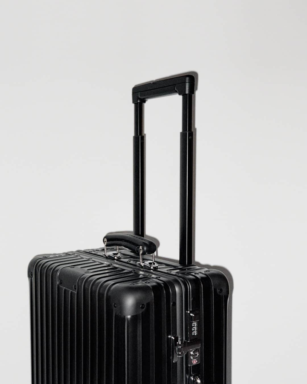 リモワさんのインスタグラム写真 - (リモワInstagram)「Practical and sophisticated, meet the new RIMOWA Classic in Matte Black.⁣ ⁣ ⁣ ⁣Tap the link in bio to shop the collection.⁣ ⁣⁣ ⁣#RIMOWA #RIMOWAclassic」10月17日 23時00分 - rimowa