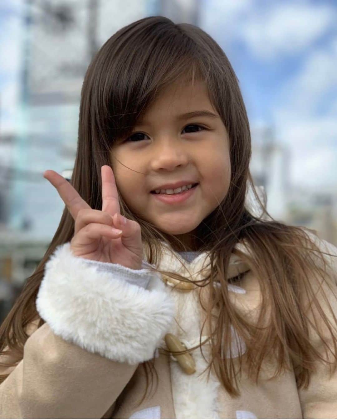 のインスタグラム：「Minha filha, minha pequena, meu amor, FELIZ ANIVERSÁRIO! Hoje eu acordei ainda mais feliz ao olhar para o seu rostinho lindo e revivi a emoção do dia em que tive você em meus braços pela primeira vez! Parabéns pela vida cheia de luz e amor que você possui, que Deus te conceda, acima de tudo, saúde e motivos para se alegrar sempre. Você nunca estará sozinha, eu sempre estarei de mãos dadas com você! Te amo! ❤️😘 🎊🎂🍭🍿🎉🎁」