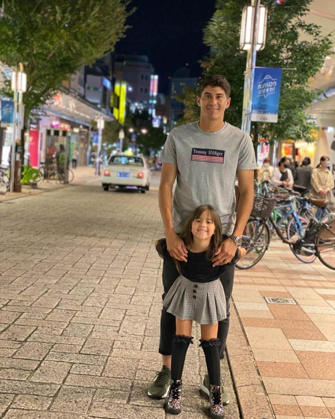 エウシーニョさんのインスタグラム写真 - (エウシーニョInstagram)「Minha filha, minha pequena, meu amor, FELIZ ANIVERSÁRIO! Hoje eu acordei ainda mais feliz ao olhar para o seu rostinho lindo e revivi a emoção do dia em que tive você em meus braços pela primeira vez! Parabéns pela vida cheia de luz e amor que você possui, que Deus te conceda, acima de tudo, saúde e motivos para se alegrar sempre. Você nunca estará sozinha, eu sempre estarei de mãos dadas com você! Te amo! ❤️😘 🎊🎂🍭🍿🎉🎁」10月17日 23時03分 - elsinhoajj