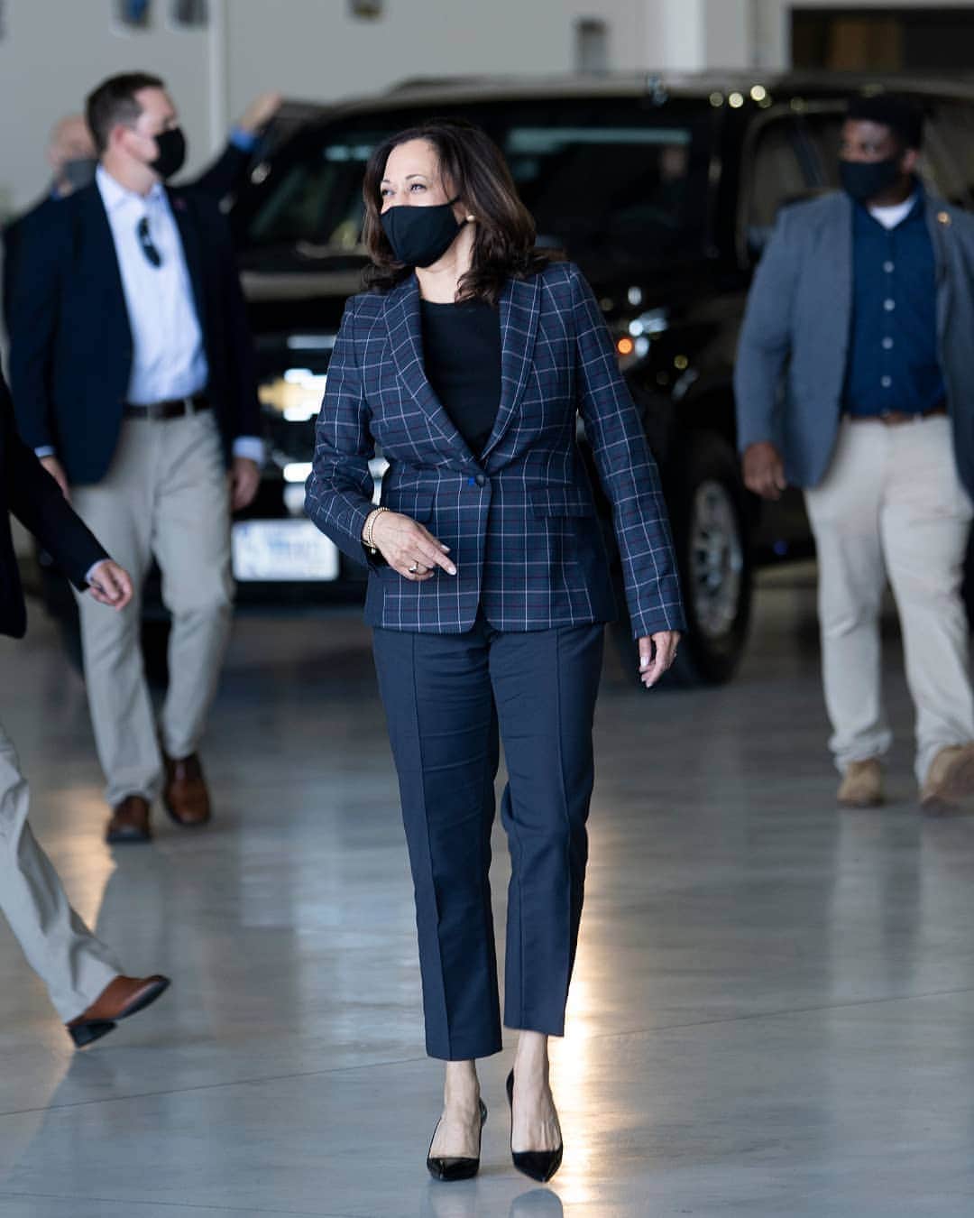 ラグ&ボーンのインスタグラム：「Vice Presidential nominee Senator Kamala Harris in our Lexington Blazer at a campaign appearance in Phoenix, Arizona on October 8. Whoever you're voting for, make sure you have a plan to vote on November 3rd.」