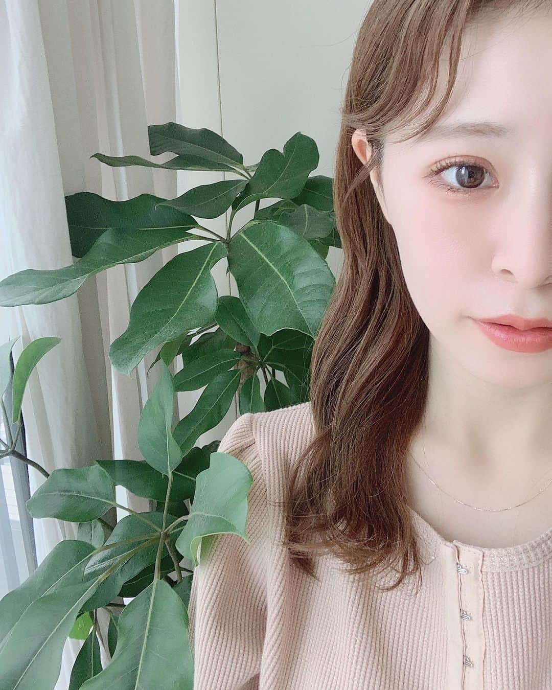 のインスタグラム：「@exbeaute_official のホワイトカバークッションを 使ってメイクした日🍑  カラーは明るめのブライトカラーに。 つけた瞬間は結構カバー力しっかりあると思ったのですが 伸ばしてみると意外と薄付きで透明感のある仕上がり🥚 マットではなくツヤ肌に仕上がります。  スキンケアに含まれる 稀少なパラオホワイトクレイを配合しているそうで、 マスクをしても乾燥を感じにくい気がしました👏🏻  日焼け止めいらずのSPF50+PA++++でしっかり 紫外線カットしてくれるのと、ウォータープルーフ処方。  下地やパウダーもいらないオールインワンタイプで3900円は コスパもなかなか良いのではないかなと💸  あと、香りがラベンダーなどの精油の香りで メイク中癒されます🌿  #クッションファンデ #エクスボーテ #女優肌 #supported_by_exbeaut」
