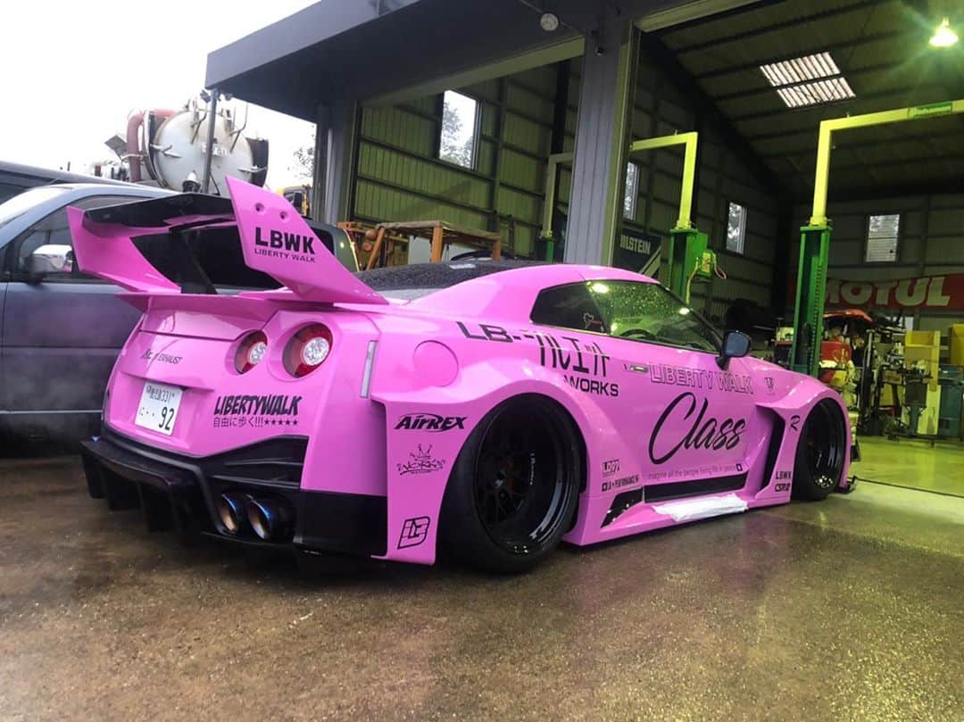 のインスタグラム：「LIBERTY WALK 　　LBWK LB★silhouette works Nissan GT-R   @hirosta92  @closs @nissan @nissanjapan  @nissanusa  #liberty walk#lbworks#nissan#nissangtr#lbworks#libertywalkkato#widebody#nissangtr#r35#nismo#ltmw#dub#rdb#pinc#pinke#japan#bride#fiexhaust #airrexsuspension #hokohamatire#lb97forged #ilist#semashow」