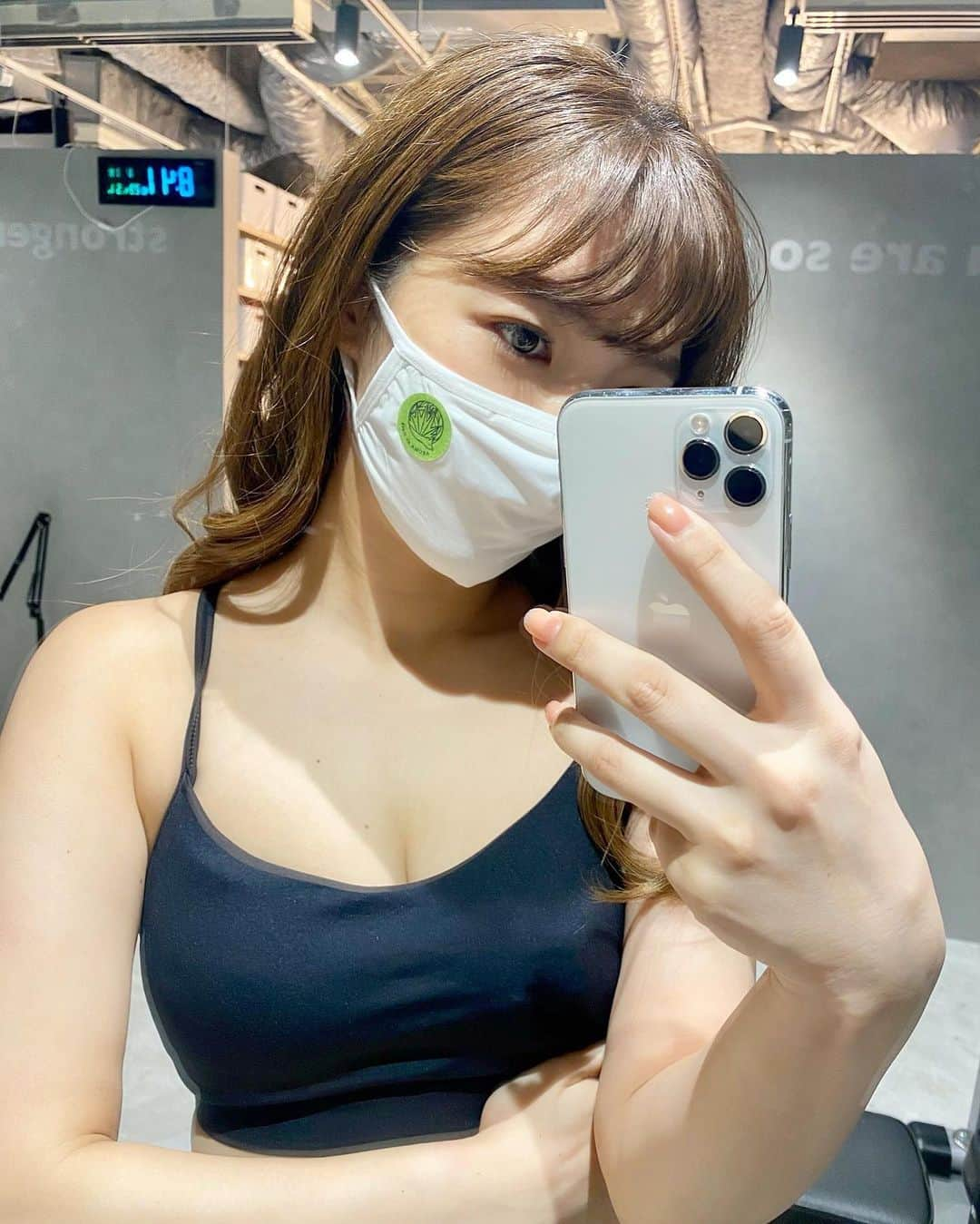 岩根沙恵子?さえみるさんのインスタグラム写真 - (岩根沙恵子?さえみるInstagram)「😷トレーニングもマスク必須！ そんな時に出会ったアロママスク💖 【貼るだけでマスク生活も快適になる】👏 . 私が貼っているハリネズミのシール🦔❤︎ それのお陰でベルガモットベースの シトラス系高級アロマの香りがするの🍊♡ もう最高•••💓 大して変わらないだろうなと思っていたけれど、 ぜんっぜんちがいます！ トレーニングしている時はマスクしたくなかったけど ぜんぜん苦じゃなかったです🥺👏 むしろ、着けたくなる！✨ リラックスしながら運動できる、いい香り！ 気分転換にも良いし、電車通勤の方にもおすすめ👆 周りの人にもほんのり香るよ😘 . 100％天然エッセンシャルオイル♡ 専門家監修の本格アロマをいつでもどこでも楽しめる✨ これはハマりそうです•••💖 寝る時もこれして寝よう😴♪ . #アロマ  #アロママスク #アロマシール #AROMAdemask #アロマデマスク #ベルガモット #アロマの専門家監修 #PR  #ウェルベスト #アロマオイル #マンダリンオレンジ #ハリネズミ #マスク生活 #マスクメイク #マスク女子 #マスク販売 #😷 #マスク美人 #マスク疲れ #リラックスタイム #リラックスグッズ#パーソナルトレーニング #トレーニング女子 #トレーニングウェア #筋トレ女子」10月17日 23時08分 - saemiltiii