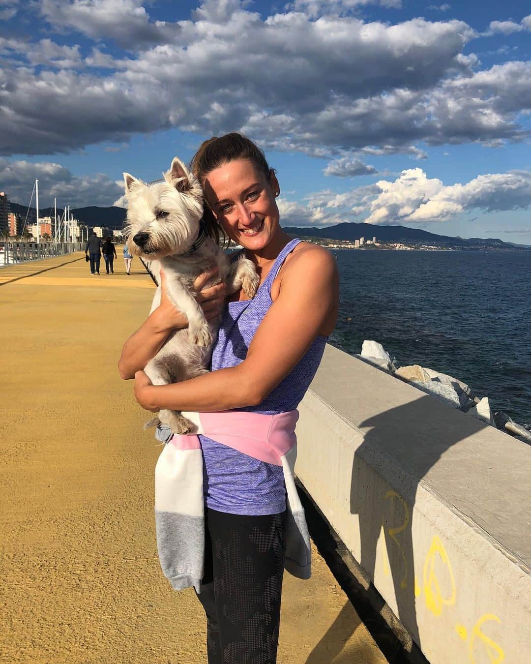 ミレイア・ベルモンテ・ガルシアのインスタグラム：「👱🏻‍♀️🐶 (en la segunda foto nos ponemos de acuerdo) ➡️」