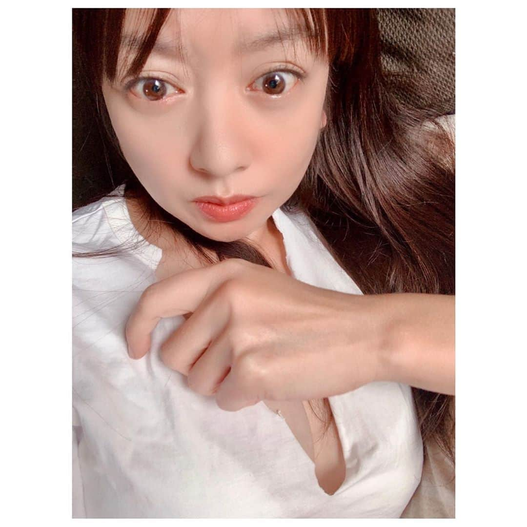 HANAのインスタグラム：「おこんばんは🌙.*·̩͙ . . 連日…愛しのみーちゃ❤に振り回されとるHANAちゃん👧🏻ですが…💦 . . この辺で🙌みーちゃ❤の名前の由来について(´>∀<｀)ゝ . . 紙兎ロペの作者(内山勇士さん)が描いた野良スコの大ファンの我が家…😆 本当はスコティッシュフォールド🐱の♂を飼ってコタローと名付けたかったのですが(´>∀<｀)ゝ 縁あって我が家に来たのは女の子ちゃん🐱♀だったのでコタローのお姉ちゃん🤗ミシェル(和名:みさと)の名前を頂いたのです😆🙌 でも、ミシェルは呼びにくいし😅みさともなぁ…と思って🤣 そこで私が勝手に、みさと→みちゃと→みちゃ→みーちゃ❤にしたのです～ε”ε”ε”(ﾉ* •ω• )ﾉ🙏🙏 . . あっ！野良スコ🐱まだ見たことがない方はメッチャ😆面白いので是非🙌見てみてね😚︎💕︎ DVDも4巻まで出てるし何本かYouTubeにもあがってるよ☺️👍 . . おっと😲もうひとつ！誤解があるといけないので…写真に写ってる手は私の手ですよ～😆 . . #猫好き#保護猫#猫のいる生活#アラフォー#アラフィフ#大人女子#オトナ女子#美魔女になりたい#セルフィー#セルフポートレート#自己満グラム#熟女#45歳#40代#40代女子#40代ママ#age45#smile#japanese#followme#photooftheday#asianbeauty#instagood」