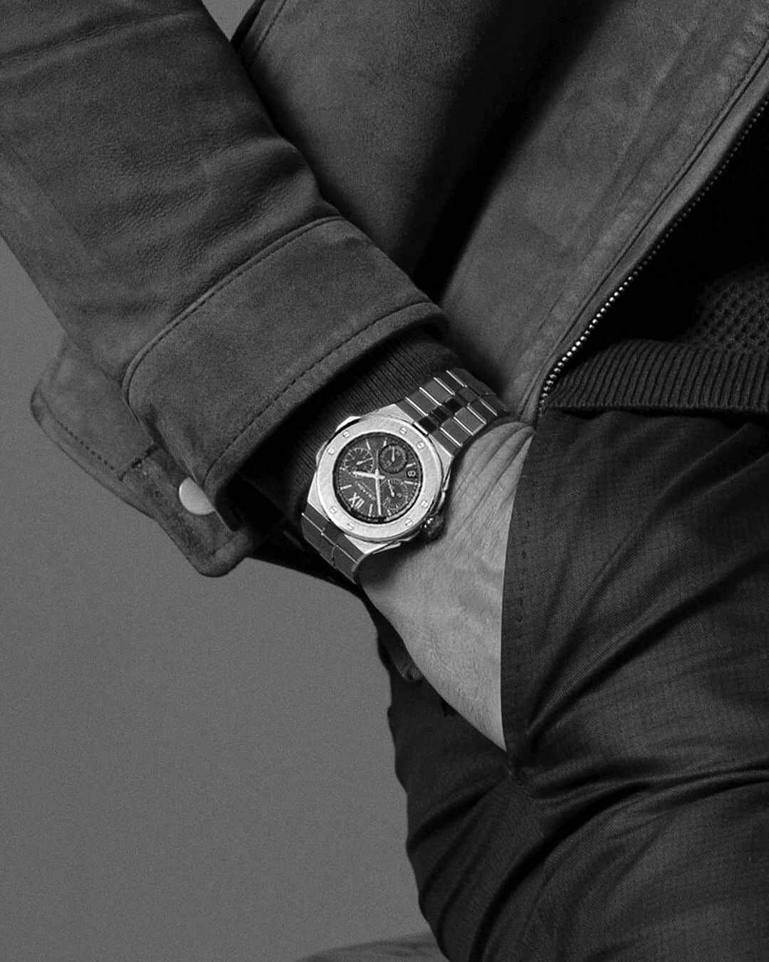 のインスタグラム：「Fruit of 4 years of research, Chopard's Lucent Steel A223 featured in the three new Alpine Eagle XL Chrono models, offers a quality of metal that is just  as precious as gold with the superior functionality of steel. #ChopardAlpineEagle #ManWithAVision」