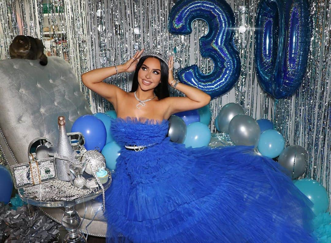 Carli Bybelさんのインスタグラム写真 - (Carli BybelInstagram)「𝓽𝓱𝓲𝓻𝓽𝔂 💙 thank you so much for all the birthday love!!!!! grateful for another year around the sun. I i have a feeling 3️⃣0️⃣ is going to be my best year yet 🙏🏼🎉 love you all more than words could ever say!!!」10月17日 23時15分 - carlibel