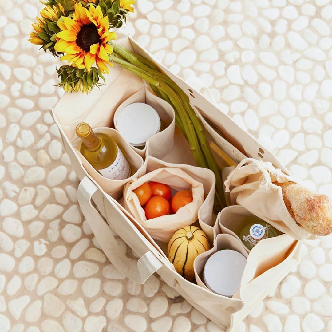 のインスタグラム：「Did you know the average American makes 4.4lbs of waste every single day? We’re all about small actions, that ladder up to big change. So it’s okay to start small, like switching to a biodegradable carryall tote (hint, hint), so you can say no to plastic and help protect the planet everyday. Reduce waste, fight hunger, repeat✌🏽🌍」