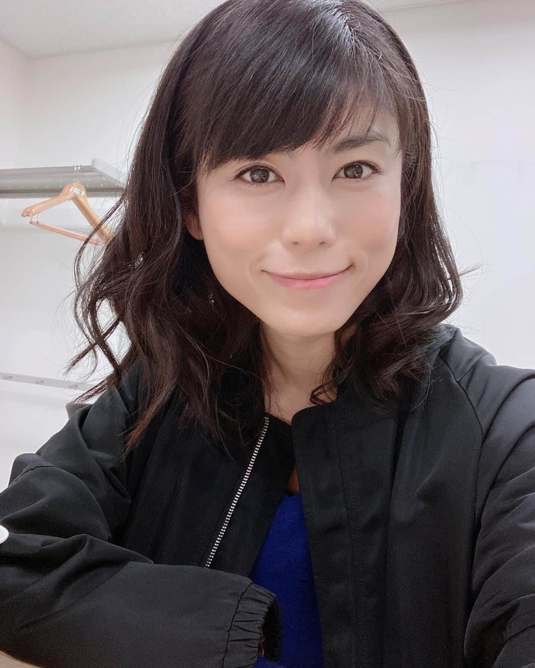 芳野友美さんのインスタグラム写真 - (芳野友美Instagram)「今日は#スタジオ収録 にお邪魔したよ☺︎ 番組も局も違うんだけど… この楽屋、先日の#行列のできる法律相談所 で#水野美紀 さん役を演じた時に撮影した場所だったよー！！ すごい偶然！！！ さてさて、いよいよ明日！！！ #秋華賞 だーーー☆ お付き合いのある#長谷川牧場 から生まれた#デアリングタクト が「史上初の#無敗の三冠 」に臨みます！ 頑張れーーー♪ とにかくみんな無事にゴール出来ます様に！！ 楽しみ❤︎」10月17日 23時28分 - yumi_yoshino_1980