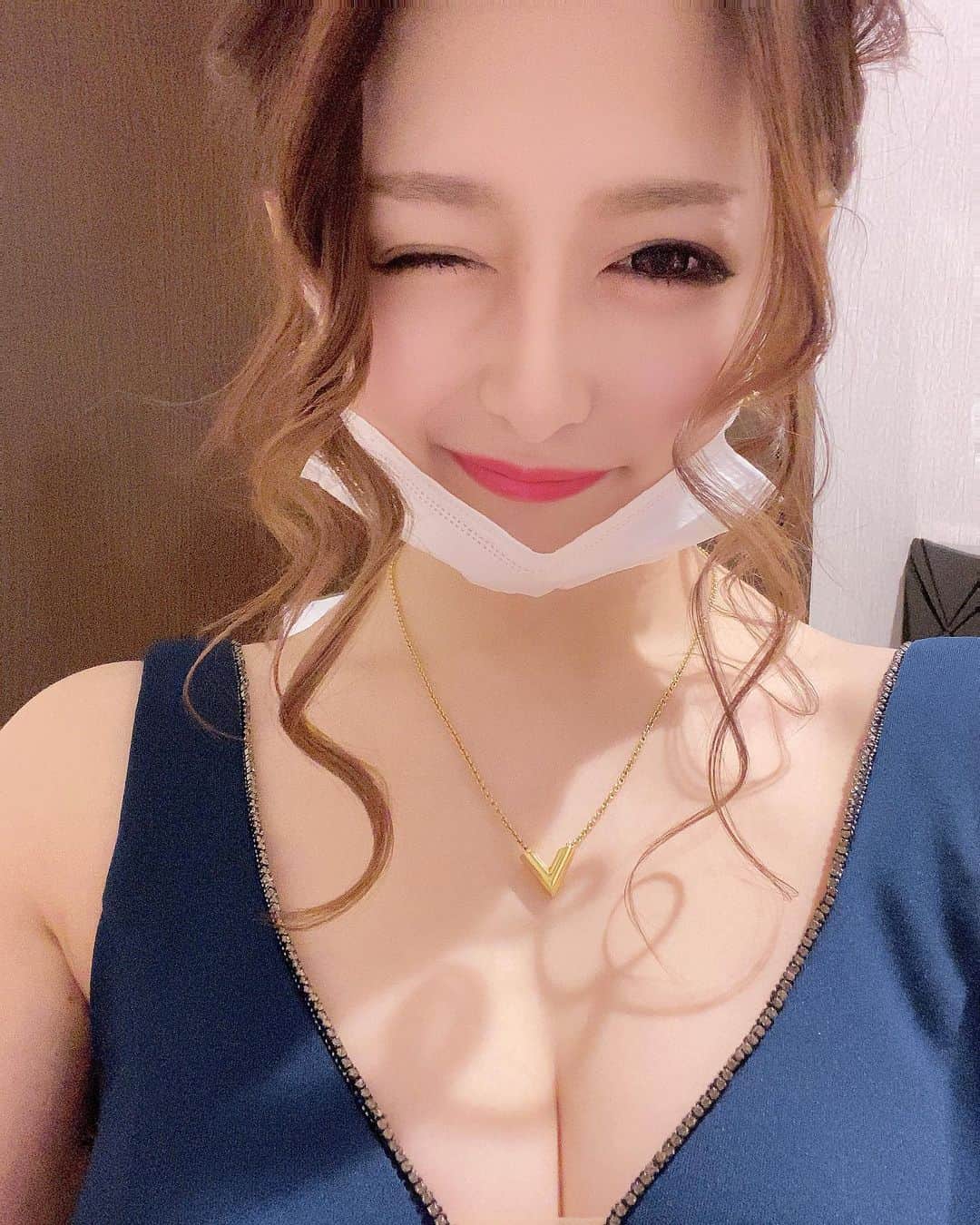 藤堂永蓮のインスタグラム：「新しいドレスほしいなぁ👗 いつも濃い色ばっかり選んじゃう😀  #北海道#すすきの#バルセロナ#キャバ嬢#ピアジェ#ピーアンドジェー#ニュークラブ#barcelona #新宿 #歌舞伎町 #六本木 #錦 #中洲 #北新地 #ミナミ #instagram#instagood #love #happy#fun#like4like #l4l #札幌」