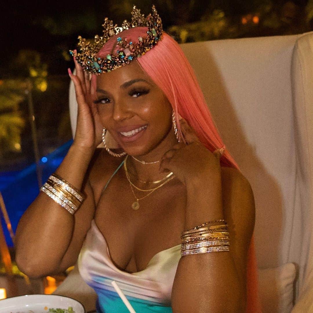 アシャンティのインスタグラム：「🥳♎️💕👑 recap 10/13 #shanbdayweek @hodgesbay_antigua」