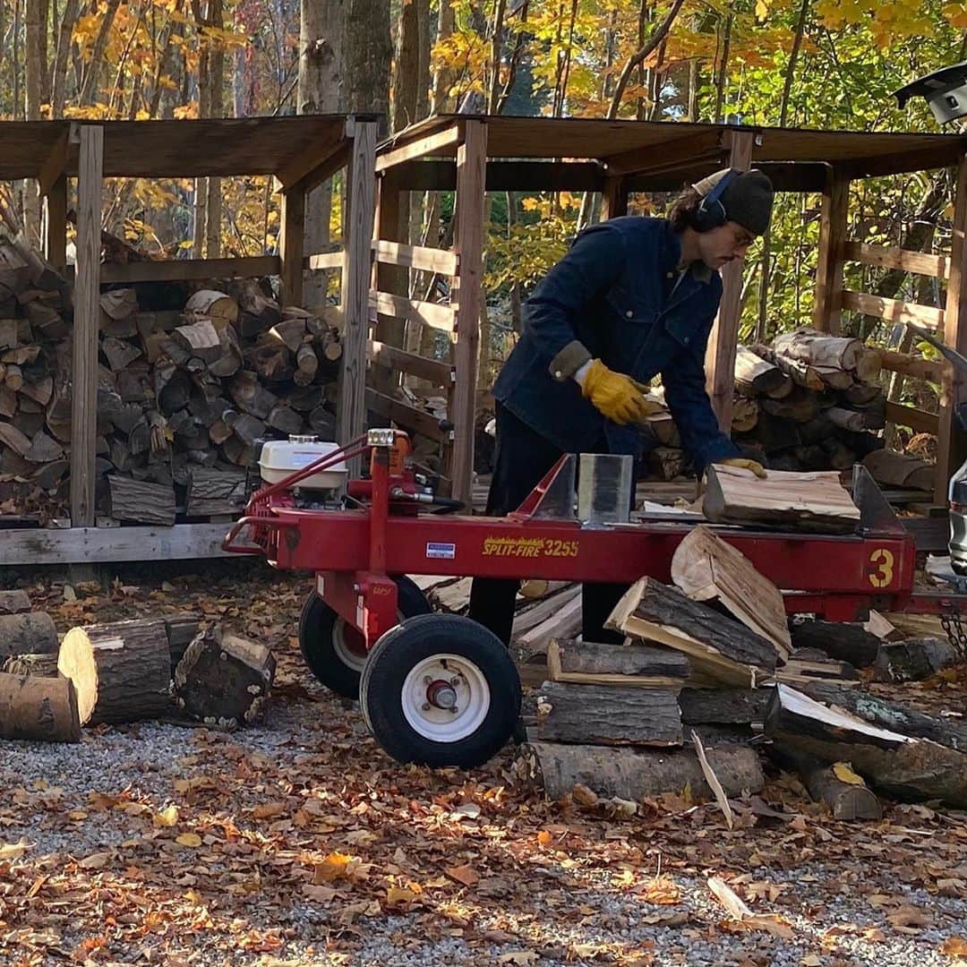ジャック・ファライーのインスタグラム：「Getting ready for winter. #michigan」