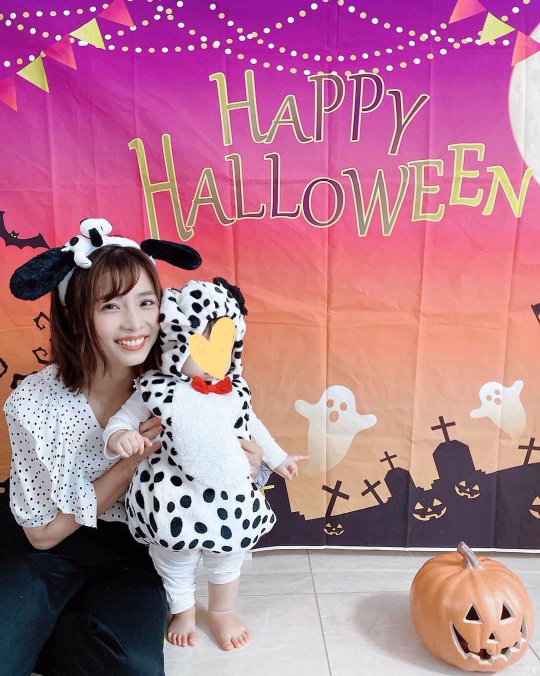 のインスタグラム：「. 今日はいつも仲良くしていただいている ママ友さんのおうちにお招きいただき ママ友のみんなで集まり ハロウィンパーティーをしました🎃👻❤️ . 娘はわんわん(犬)が好きなので ダルメシアンになりました🐶🌸 私もドッド柄のブラウスとカチューシャで お揃い風のプチ仮装しました😂笑 . ママ友さんの手料理がとってもおしゃれで 可愛くてすごく美味しくて感動🥺💕 ご馳走さまでした🙏✨✨ . 娘はお兄ちゃん、お姉ちゃんたちに 遊んでもらってすごく楽しそうに過ごしていて 見ていてほっこりしました🥰 . 楽しいひとときをありがとうございました😊💕 写真たくさん撮っていただいたので また投稿させていただきます😆🙏✨ . #おうちハロウィン #ハロウィンパーティー #ハロウィン #子連れハロウィン #ハロウィン仮装 #プチ仮装 #ベビー仮装 #1歳 #初めてのハロウィン #生後12ヶ月 #生後380日 #令和元年ベビー #10月生まれ #女の子ママ #べびすたぐらむ #パーティー料理 #instagood #baby #love #homeparty #halloween #halloweenparty #japanese #japanesegirl #tokyo #japan #me #followme #加藤雅美」