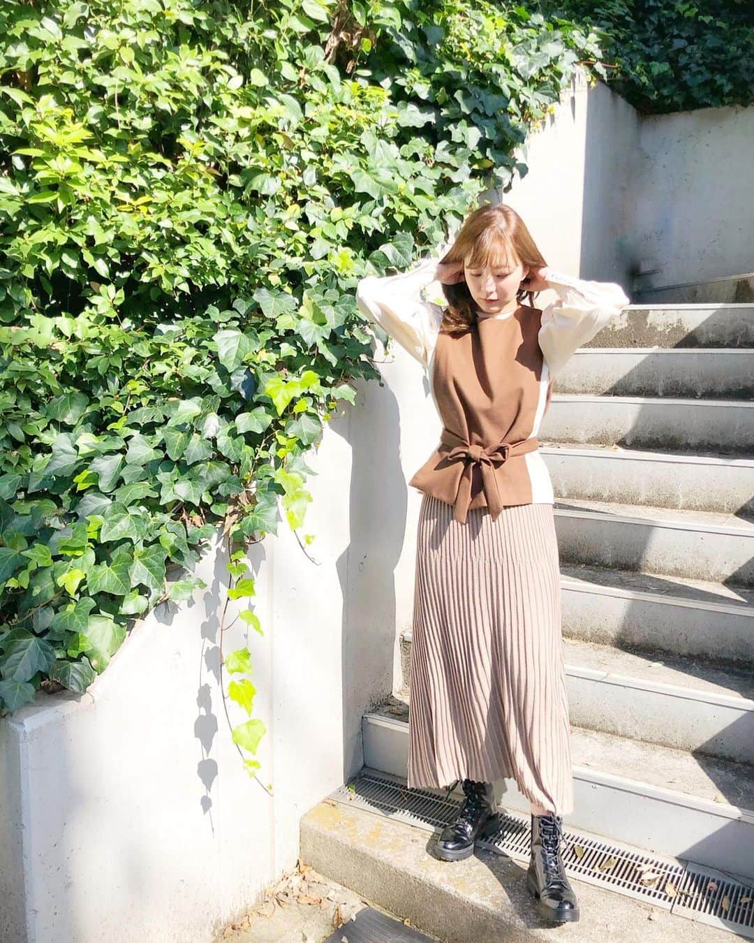 のインスタグラム：「. . クリームのブラウスに ブラウンのベストがセットになった 秋らしいトップス♡🍂☺️  とっても使えるアイテムなので また着回し紹介しまーす♡  tops @iradowl_official skirt @unitedarrows_official」