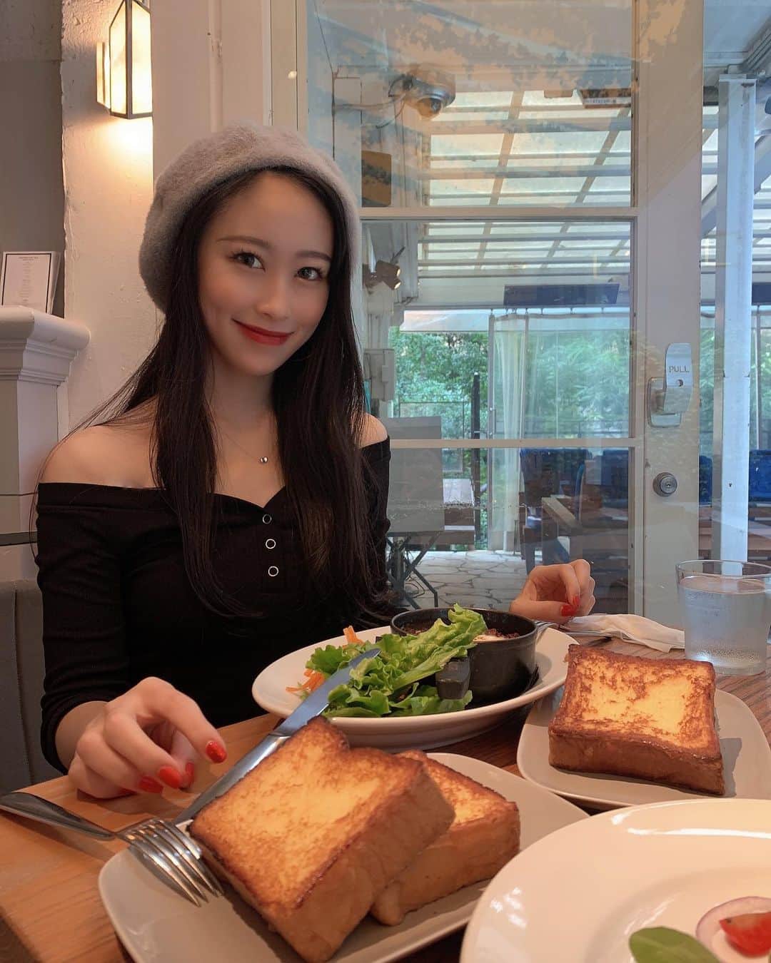 長沼南帆のインスタグラム：「展示会で頼んだRESEXXYのベレー帽可愛い😚﻿ これからの時期沢山使えそう💖💖💖﻿ @resexxy_official  ﻿ ﻿ 久しぶりに大学の友達とランチ✨﻿ 授業もリモートで会えなかったから、話弾んだ🥺﻿ ﻿ ﻿ ﻿ ﻿ ﻿ ﻿ ﻿ ﻿ #黒髪　#黒髪ロング　#rq #レースクイーン　#memory #黒髪ロングストレート　#秋　#秋服　#脚長コーデ　#supergt #スーパーgt ﻿ #mhouse #フレンチトースト #恵比寿ランチ #﻿ベレー帽　#resexy #リゼクシー #resexxy #秋コーデ　 ﻿ ﻿ ﻿ ﻿ ﻿ 　﻿」
