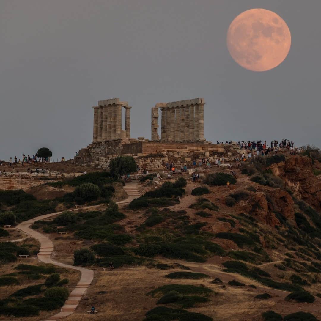 National Geographic Travelさんのインスタグラム写真 - (National Geographic TravelInstagram)「Photo by Muhammed Muheisen @mmuheisen / On August 2 I photographed the moon while it rose above the columns of the ancient marble temple of Poseidon in Cape Sounion, Greece. For more photos and videos from different parts of the world, follow me @mmuheisen and @mmuheisenpublic. #muhammedmuheisen #Moon #Greece #Athens」10月17日 23時37分 - natgeotravel