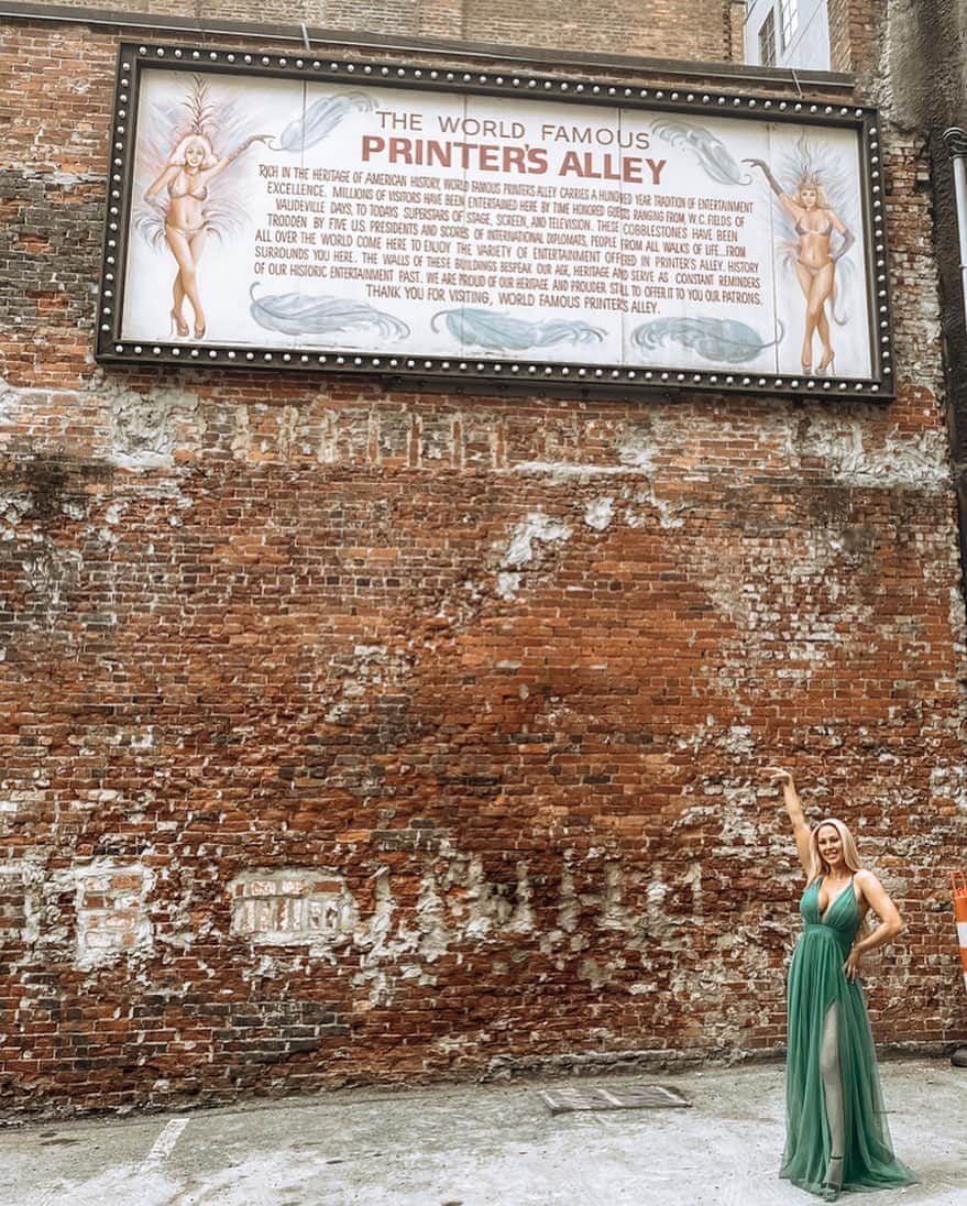 Kindly Myersのインスタグラム：「I posed for this painting 10 years ago. It is displayed in printers alley in Nashville.」