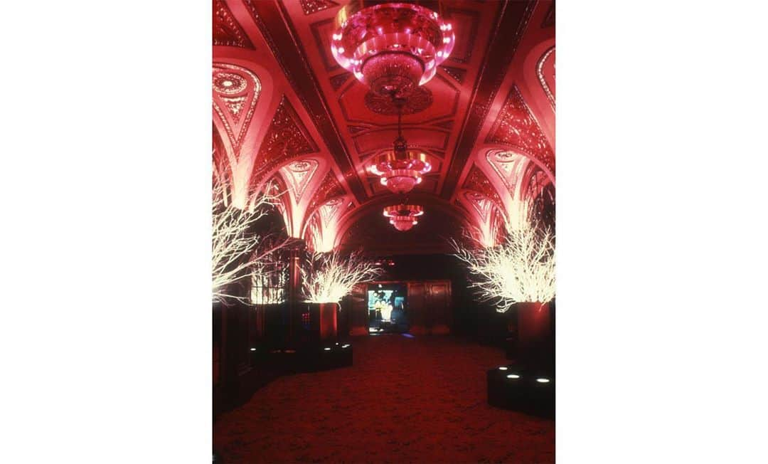 ブルックリン美術館さんのインスタグラム写真 - (ブルックリン美術館Instagram)「There was no mirror ball at Studio 54, but set pieces like the iconic "Moon and Spoon" designed by Aerographics (Richie Williamson and Dean Janoff), as well as kinetic lighting by Jules Fisher and Paul Marantz, set it apart from other discotheques. Because it was located in a renovated theater building, changes of scenery could be frequent, seamless, and magical, with set pieces flying in and out above the stage-turned-dancefloor. Owners Ian Schrager and Steve Rubel also hired Experience Space—a team of interior designers known for their work in boutiques and restaurants—to elevate the entryway, bar area, and dancefloor surroundings. A balcony and other seating areas made Studio 54 a place to see and be seen. The combination of high-end design, original theater architecture, and dynamic sets, lighting, and sound created an exhilarating environment described as "lightning in a bottle."⁠⠀ ⁠⠀ Photos (1-6): Adam Scull (American). Michael Overington Renovation, 1981. ⇨ Steve Rubell and Tom Snyder, September 21, 1978. ⇨ Entrance Hall at Studio 54, 1978. ⇨ Bar at Studio 54, 1977. ⇨ Dance Floor at Studio 54, 1977. ⇨ Dance Floor at Studio 54, 1977. Photos (1-6) by Adam Scull/PHOTOlink.net. © Adam Scull; and ⇨ Last Photo: Dustin Pittman (American). New Year's Eve, 1979. Courtesy of the artist. © Dustin Pittman⁠」10月17日 23時41分 - brooklynmuseum