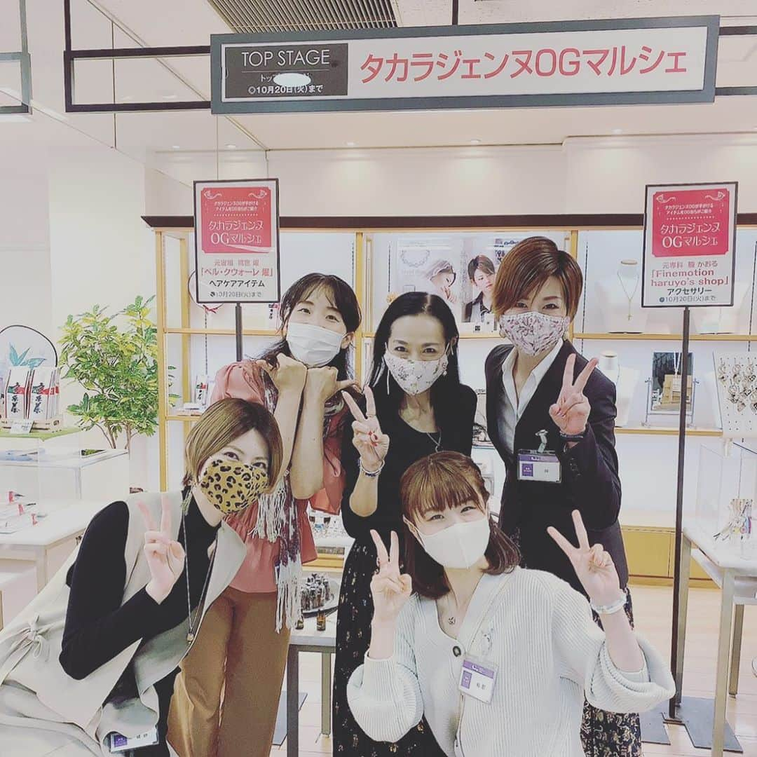 紗那ゆずはさんのインスタグラム写真 - (紗那ゆずはInstagram)「＊ OGマルシェ４日目も無事に終了しました！ 本当に多くのお客様にお越しいただき…感謝しかありません！ 遠征に合わせてお寄りくださった方々。 観劇前後に合わせて。 下見をしてくださって、再びおいでくださったお客様。笑 . 数多くのお客様とお話しさせていただき、わんちゃんのお話しを伺ったり、 可愛い写真を見せていただいたり…♡♡ . このお仕事を始めて、みなさまのかわいいお子様(わんちゃんねこちゃん)のお写真や動画を拝見できて、メロメロが止まりません…！ . 本日再入荷しましたクッキー達ですが、 さつまいもが本当に人気で、数多くのお客様のお手にとっていただいておりますが、今日１日でかなり出てしまい、 残り４つとなっております💦💦 気になるお客様は、どうそお早めに…！ . . また、ほっと一息贅沢セットの特典のアイテムも種類が少なくなってきております😅💦 . そちらも是非お早めに…っ✨✨ . . #タカラジェンヌogマルシェ #宝塚阪急百貨店 #紗那ゆずは #ルナシェンヌ #わんこのふりかけ #ルナハーブ」10月17日 23時42分 - mitsuko_0318