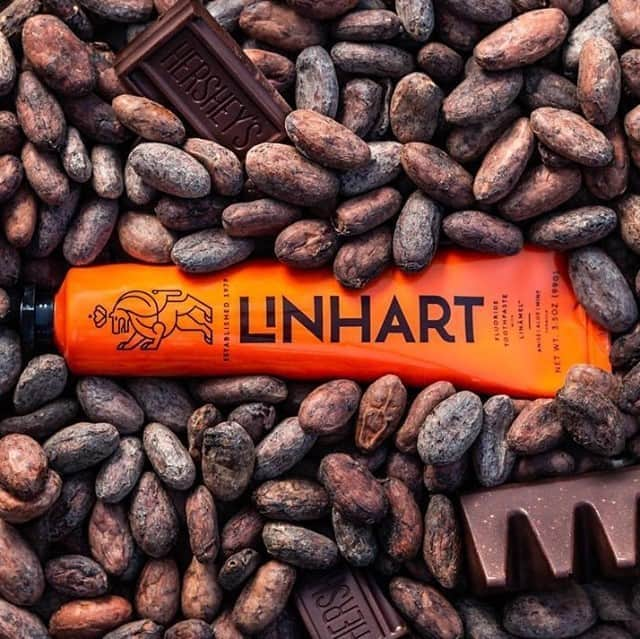 C.O. Bigelowさんのインスタグラム写真 - (C.O. BigelowInstagram)「Who would have thought that chocolate was good for the teeth? 🍫😬 @linhartnyc, founded by a New York-based dentist, uses Theobromine, a cocoa bean extract, that helps strengthen enamel. 💪 #TheLinhartDifference⁠ Find it at Bigelow's today!」10月17日 23時43分 - cobigelow