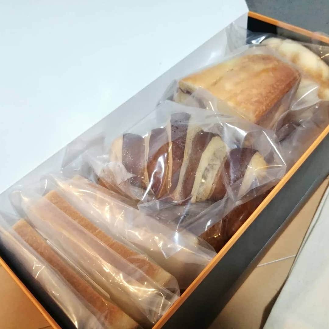 杉山由紀子さんのインスタグラム写真 - (杉山由紀子Instagram)「" 昭和二十九年創業グンイチ三代目メロンパン " という表示が目に入る✨ グンイチさんのまんぷくパンセット(*´ー｀*) * どんだけまんぷくかって！？ →なんと16-20個も入ってるの‼️驚きです👀♥️ * 冷凍で送られてくるんだけど何が入ってるかはおたのしみ✨ すごくバランスよくいろんなパンが入ってて 素敵な詰め合わせでした😌✨ * 今回はこんな可愛いエコバッグ付き✨✨✨ 数量限定みたいです♪ ほんとにエコバッグは皆さん常に持ち歩いてますよね😌 私も何個か持ち合わせてます✨ * 気になるかたはこちらから🎵 http://gunichi.shop-pro.jp/?pid=154138207 ↑↑↑ グンイチパンさんのオンラインショップにて購入できます♪ ( @pane_delicia ) * * #パーネデリシア #panedelicia #グンイチパン #メロンドパーネ #melondpane #パン屋 #パン #bakery #ベーカリー #パンのある暮らし #パン屋さん巡り #パン屋巡り #パン好き #群馬 #お取り寄せパン #お取り寄せグルメ #PR #エコバッグ」10月17日 23時49分 - yukikosugiyama