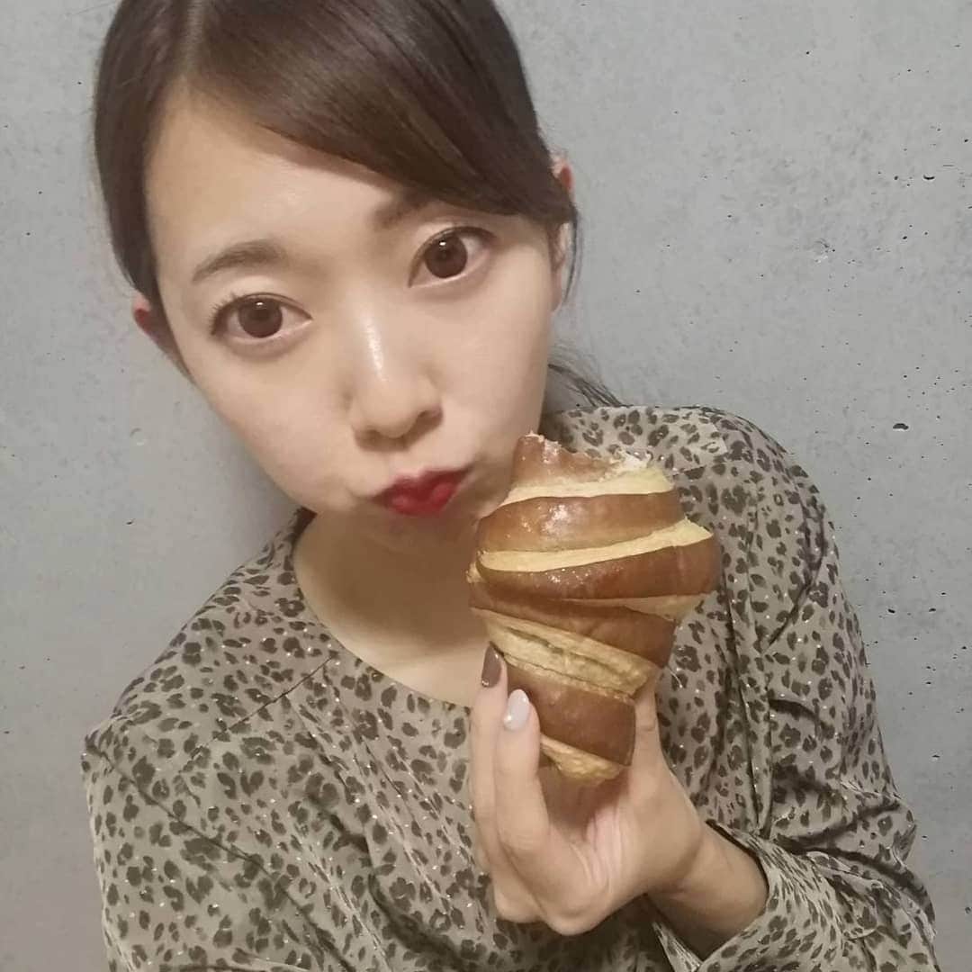 杉山由紀子さんのインスタグラム写真 - (杉山由紀子Instagram)「" 昭和二十九年創業グンイチ三代目メロンパン " という表示が目に入る✨ グンイチさんのまんぷくパンセット(*´ー｀*) * どんだけまんぷくかって！？ →なんと16-20個も入ってるの‼️驚きです👀♥️ * 冷凍で送られてくるんだけど何が入ってるかはおたのしみ✨ すごくバランスよくいろんなパンが入ってて 素敵な詰め合わせでした😌✨ * 今回はこんな可愛いエコバッグ付き✨✨✨ 数量限定みたいです♪ ほんとにエコバッグは皆さん常に持ち歩いてますよね😌 私も何個か持ち合わせてます✨ * 気になるかたはこちらから🎵 http://gunichi.shop-pro.jp/?pid=154138207 ↑↑↑ グンイチパンさんのオンラインショップにて購入できます♪ ( @pane_delicia ) * * #パーネデリシア #panedelicia #グンイチパン #メロンドパーネ #melondpane #パン屋 #パン #bakery #ベーカリー #パンのある暮らし #パン屋さん巡り #パン屋巡り #パン好き #群馬 #お取り寄せパン #お取り寄せグルメ #PR #エコバッグ」10月17日 23時49分 - yukikosugiyama