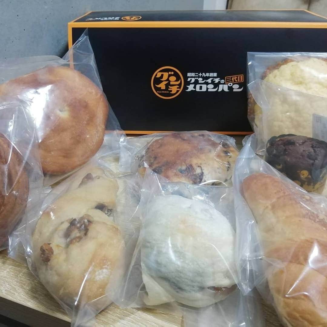 杉山由紀子さんのインスタグラム写真 - (杉山由紀子Instagram)「" 昭和二十九年創業グンイチ三代目メロンパン " という表示が目に入る✨ グンイチさんのまんぷくパンセット(*´ー｀*) * どんだけまんぷくかって！？ →なんと16-20個も入ってるの‼️驚きです👀♥️ * 冷凍で送られてくるんだけど何が入ってるかはおたのしみ✨ すごくバランスよくいろんなパンが入ってて 素敵な詰め合わせでした😌✨ * 今回はこんな可愛いエコバッグ付き✨✨✨ 数量限定みたいです♪ ほんとにエコバッグは皆さん常に持ち歩いてますよね😌 私も何個か持ち合わせてます✨ * 気になるかたはこちらから🎵 http://gunichi.shop-pro.jp/?pid=154138207 ↑↑↑ グンイチパンさんのオンラインショップにて購入できます♪ ( @pane_delicia ) * * #パーネデリシア #panedelicia #グンイチパン #メロンドパーネ #melondpane #パン屋 #パン #bakery #ベーカリー #パンのある暮らし #パン屋さん巡り #パン屋巡り #パン好き #群馬 #お取り寄せパン #お取り寄せグルメ #PR #エコバッグ」10月17日 23時49分 - yukikosugiyama