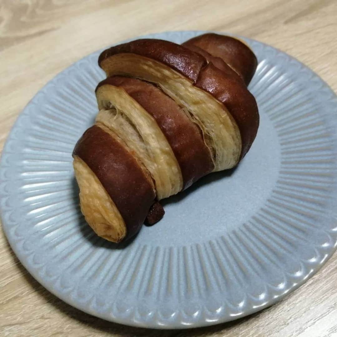 杉山由紀子さんのインスタグラム写真 - (杉山由紀子Instagram)「" 昭和二十九年創業グンイチ三代目メロンパン " という表示が目に入る✨ グンイチさんのまんぷくパンセット(*´ー｀*) * どんだけまんぷくかって！？ →なんと16-20個も入ってるの‼️驚きです👀♥️ * 冷凍で送られてくるんだけど何が入ってるかはおたのしみ✨ すごくバランスよくいろんなパンが入ってて 素敵な詰め合わせでした😌✨ * 今回はこんな可愛いエコバッグ付き✨✨✨ 数量限定みたいです♪ ほんとにエコバッグは皆さん常に持ち歩いてますよね😌 私も何個か持ち合わせてます✨ * 気になるかたはこちらから🎵 http://gunichi.shop-pro.jp/?pid=154138207 ↑↑↑ グンイチパンさんのオンラインショップにて購入できます♪ ( @pane_delicia ) * * #パーネデリシア #panedelicia #グンイチパン #メロンドパーネ #melondpane #パン屋 #パン #bakery #ベーカリー #パンのある暮らし #パン屋さん巡り #パン屋巡り #パン好き #群馬 #お取り寄せパン #お取り寄せグルメ #PR #エコバッグ」10月17日 23時49分 - yukikosugiyama