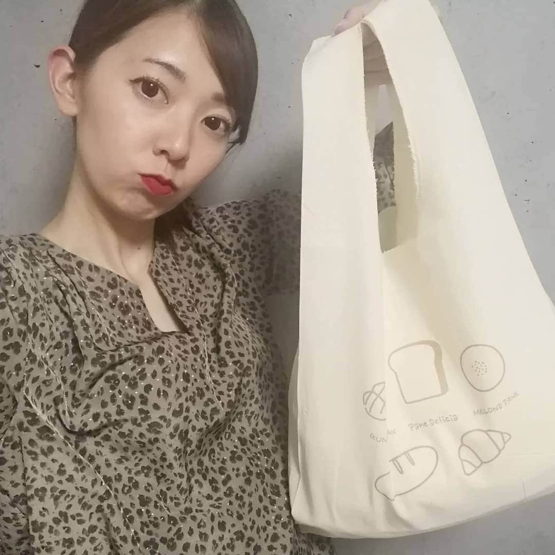 杉山由紀子さんのインスタグラム写真 - (杉山由紀子Instagram)「" 昭和二十九年創業グンイチ三代目メロンパン " という表示が目に入る✨ グンイチさんのまんぷくパンセット(*´ー｀*) * どんだけまんぷくかって！？ →なんと16-20個も入ってるの‼️驚きです👀♥️ * 冷凍で送られてくるんだけど何が入ってるかはおたのしみ✨ すごくバランスよくいろんなパンが入ってて 素敵な詰め合わせでした😌✨ * 今回はこんな可愛いエコバッグ付き✨✨✨ 数量限定みたいです♪ ほんとにエコバッグは皆さん常に持ち歩いてますよね😌 私も何個か持ち合わせてます✨ * 気になるかたはこちらから🎵 http://gunichi.shop-pro.jp/?pid=154138207 ↑↑↑ グンイチパンさんのオンラインショップにて購入できます♪ ( @pane_delicia ) * * #パーネデリシア #panedelicia #グンイチパン #メロンドパーネ #melondpane #パン屋 #パン #bakery #ベーカリー #パンのある暮らし #パン屋さん巡り #パン屋巡り #パン好き #群馬 #お取り寄せパン #お取り寄せグルメ #PR #エコバッグ」10月17日 23時49分 - yukikosugiyama