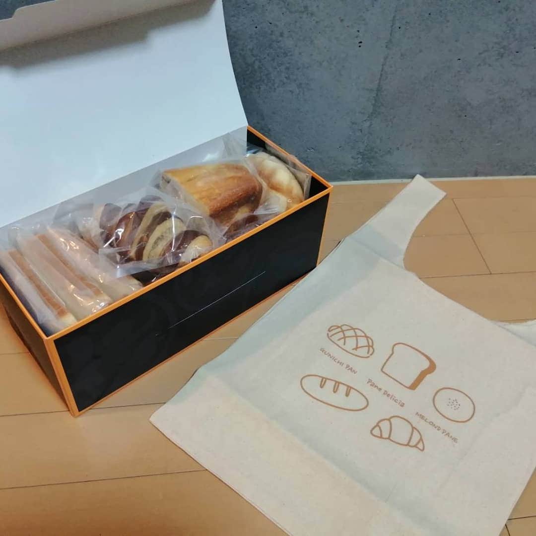 杉山由紀子さんのインスタグラム写真 - (杉山由紀子Instagram)「" 昭和二十九年創業グンイチ三代目メロンパン " という表示が目に入る✨ グンイチさんのまんぷくパンセット(*´ー｀*) * どんだけまんぷくかって！？ →なんと16-20個も入ってるの‼️驚きです👀♥️ * 冷凍で送られてくるんだけど何が入ってるかはおたのしみ✨ すごくバランスよくいろんなパンが入ってて 素敵な詰め合わせでした😌✨ * 今回はこんな可愛いエコバッグ付き✨✨✨ 数量限定みたいです♪ ほんとにエコバッグは皆さん常に持ち歩いてますよね😌 私も何個か持ち合わせてます✨ * 気になるかたはこちらから🎵 http://gunichi.shop-pro.jp/?pid=154138207 ↑↑↑ グンイチパンさんのオンラインショップにて購入できます♪ ( @pane_delicia ) * * #パーネデリシア #panedelicia #グンイチパン #メロンドパーネ #melondpane #パン屋 #パン #bakery #ベーカリー #パンのある暮らし #パン屋さん巡り #パン屋巡り #パン好き #群馬 #お取り寄せパン #お取り寄せグルメ #PR #エコバッグ」10月17日 23時49分 - yukikosugiyama