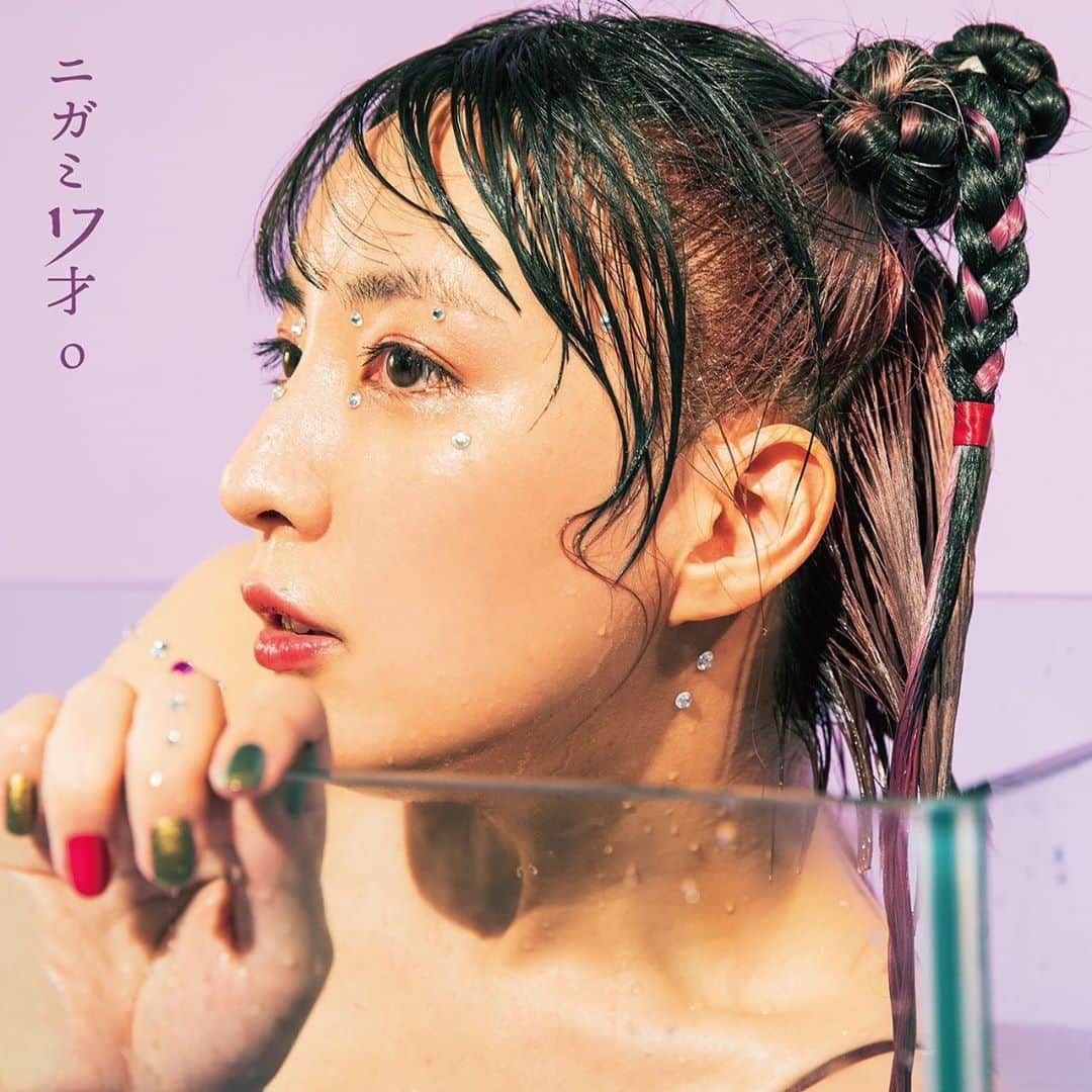 ひらさわあくびのインスタグラム：「11/17リリース！ニガミ17才の3rd mini albumの詳細が解禁されました！タイトルは『ニガミ17才o』 通常盤と限定盤ジャケ違いとなっておりますううううう！！ドアップすぎてまだ恥ずかしさがありますが、本当に素敵なチームで撮影ができて幸せです🔫✨　  photo @akikoisobe  hair @rr_takai_  make @michikofunabikimakeup  stylist @oohirokoo  art direction @sabeevo.inc  #ニガミ17才 #ニガミ17才o 💥💥💥💥💥💥💥」