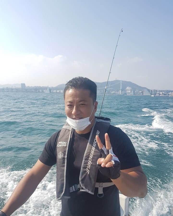 ミン・ヨンウォンのインスタグラム：「저녁에 삼치구이 먹자고..삼치잡으러 갔어요~~ 🐡🐟🐙 . . . . . 어디가서 우리 굶어죽진 않겠네 했는데 멸치도 못잡고 생선밥ㅡ 새우 300마리 쓰고왔데요..., ㅋㅋㅋㅋㅋ . . 얼굴만보면 #어부  . . 집앞에서 낚시중이라 관찰가능 줌으로 땡겨보니 뭔가 열씸히 하긴하던데.. . . 엄청 씩씩하게 나갔는데  #빈손 . . 하루종일 울렁거리다고 ㅋㅋ 얼굴은 더까메지고 ㅋㅋㅋㅋ 참 긴~~하루였겠어요. 여보수고많으셨어요 ㅎㅎ 🤣🤣🤣😍😍😍 . . 바다가 놀이터  부산사는재미 #부산라이프 #부산사나이 되는중 #부산댁 #서울댁 #먹방 #푸드파이터#먹방요정  #사랑해  #육아일기 #신혼일기 #육아맘 #육아소통 #일상 #소통 #맞팔 #데일리 #황금돼지띠아들 #베이비스타그램  #babyboy #family #❤」