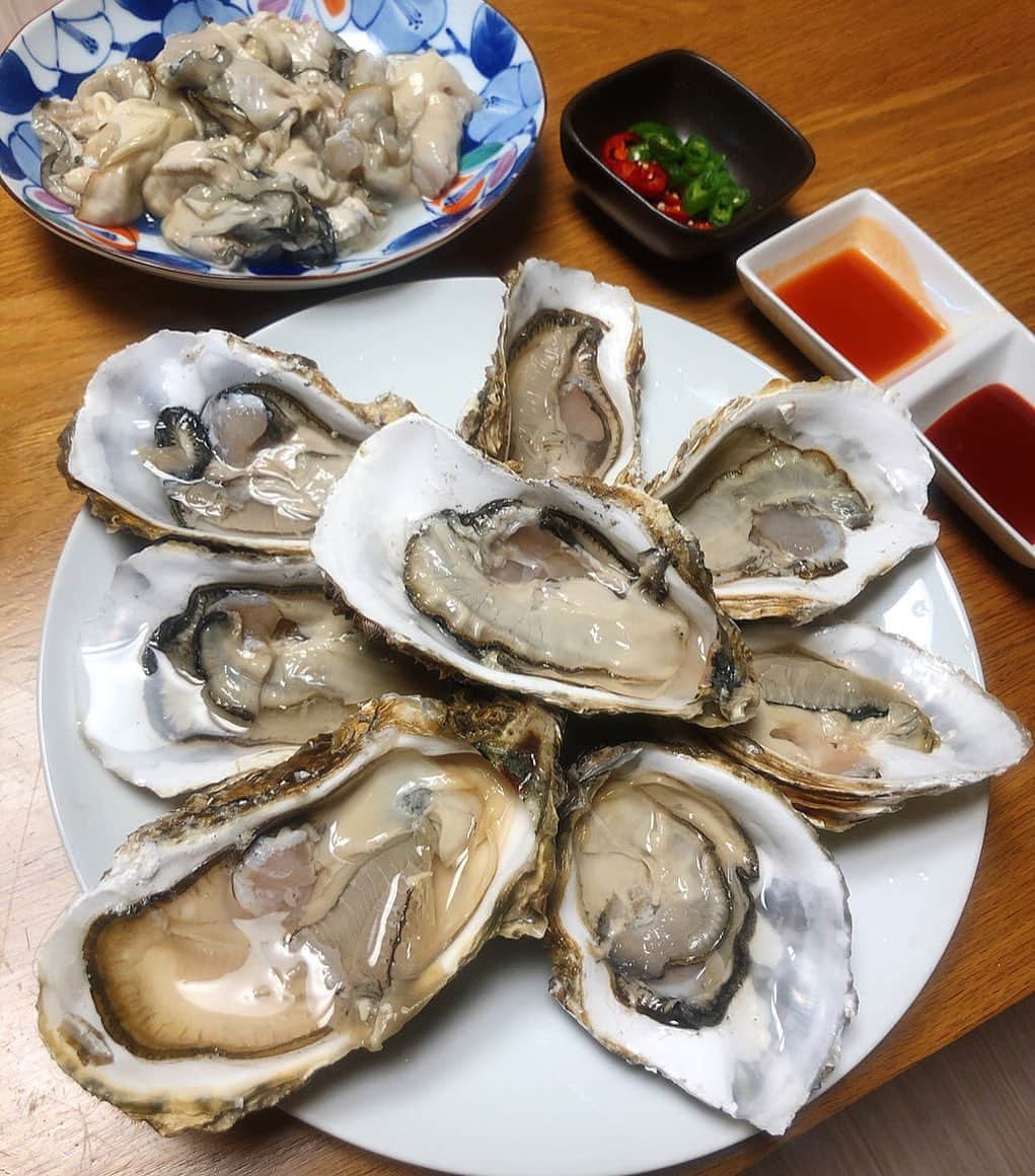 パク・ミンジのインスタグラム：「#삼배체굴 .. 굴까기 무경험자들은 정말 큰 이 굴을 함부로 껍질째로 주문(집으로) 하지 마시어..  둘이 붙어서 꼬박 한시반 십오분을 걸려서 까고, 먹는데는 십오분🙃..ㅋ 그리고 바다꿈틀이 친구들이 붙어서 함께 와 (´༎ຶД༎ຶ`) 🐛 그치만 굴은 크고 맛싯었서.. ^^ 굴 최고..ㅋㅋㅋ  정말정말정말 조아 굴 🦪」