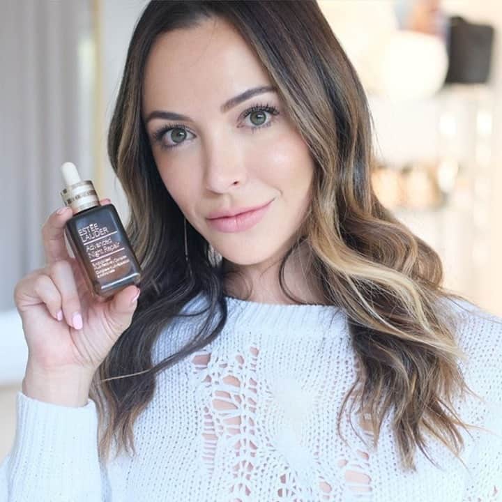 のインスタグラム：「"@EsteeLauder dropped the NEW and improved version of their amazing #AdvancedNightRepair serum and it has everything you will ever need in a pretty little bottle ✨ Collagen-boosting, skin firming/plumping, and smaller pores? I'm there 🙋🏻‍♀️ Tap the product to try it out yourself- your skin will thank you!"   #regram @farrahbritt  #GenerationANR」