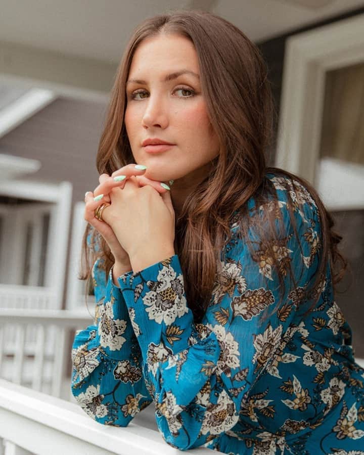 デレクラムのインスタグラム：「@melissaorons in The Freya Dress embodies the attitude of the 10 Crosby Woman: Alluring. Confident. Bold.」