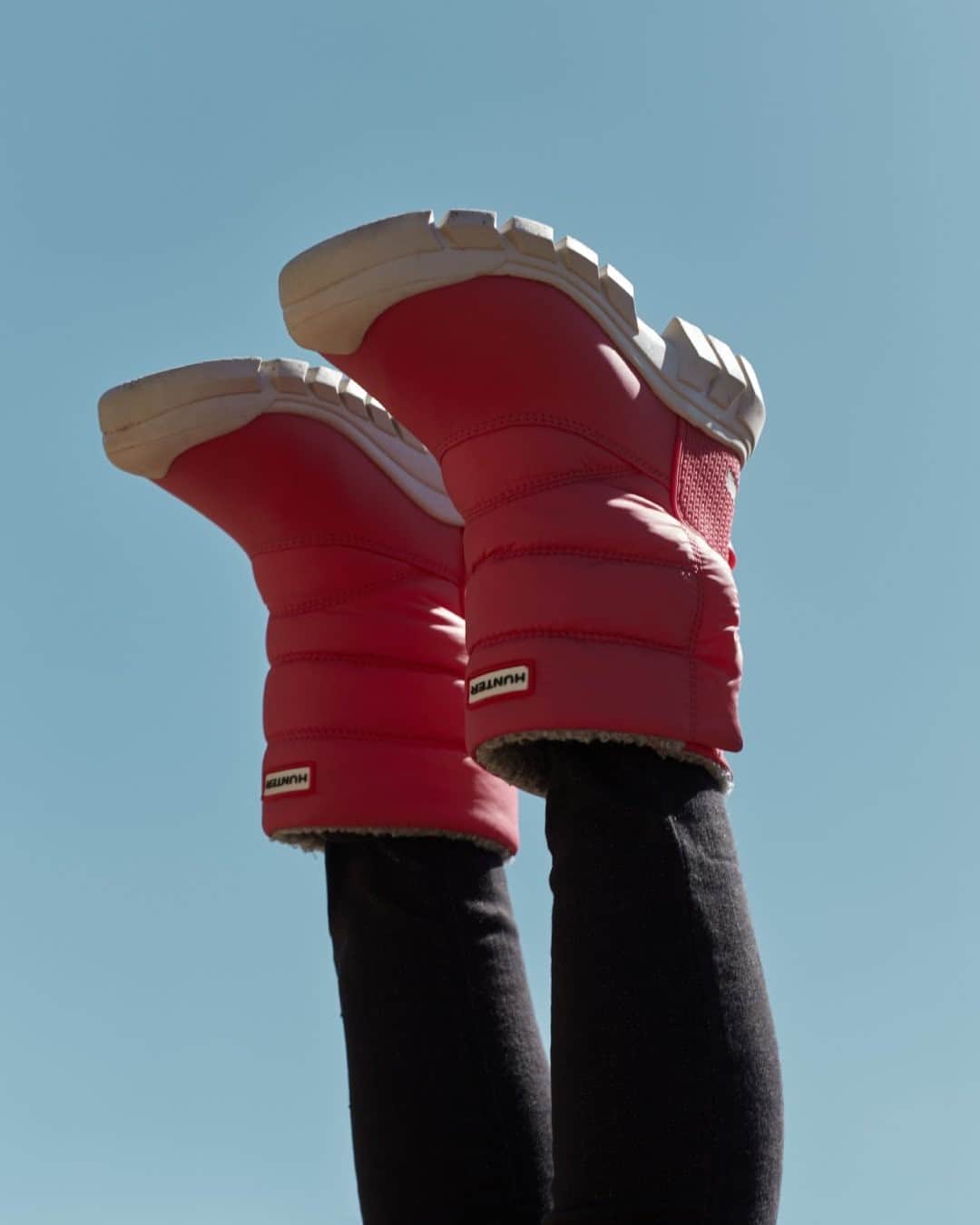 ハンターブーツさんのインスタグラム写真 - (ハンターブーツInstagram)「Brrr-illiant news: Hunter Snow boots - available for men, women in multiple heights as well as downsized for children - have a vegan shearling lining, a memory foam sole and a Hydro Guard membrane finish. #MoreThanJustABoot」10月18日 0時01分 - hunterboots