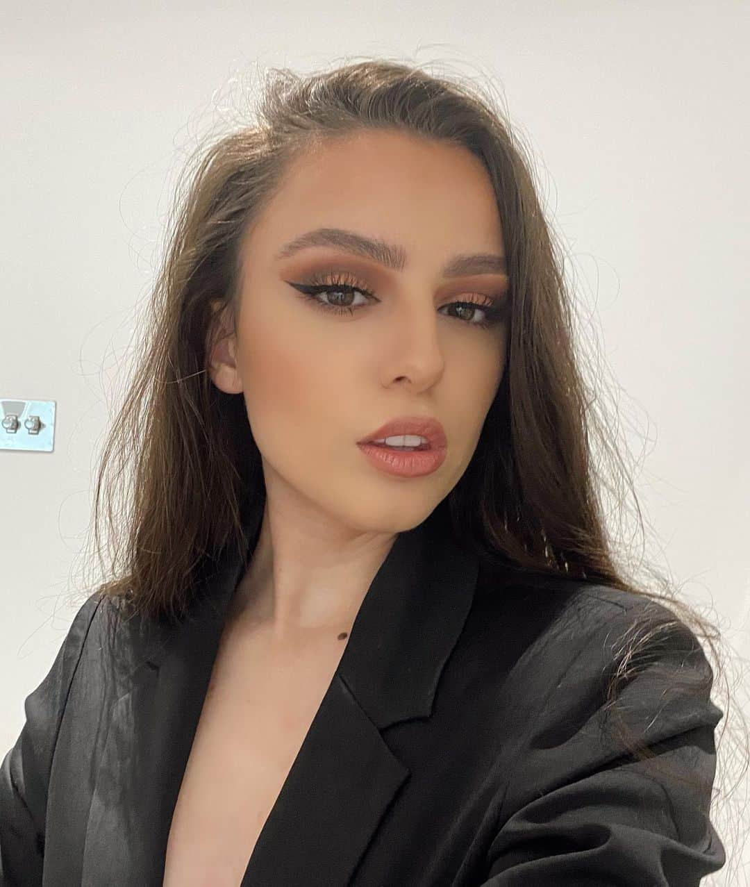 のインスタグラム：「What are your last three emojis? Mine are 😂🥰🍸」
