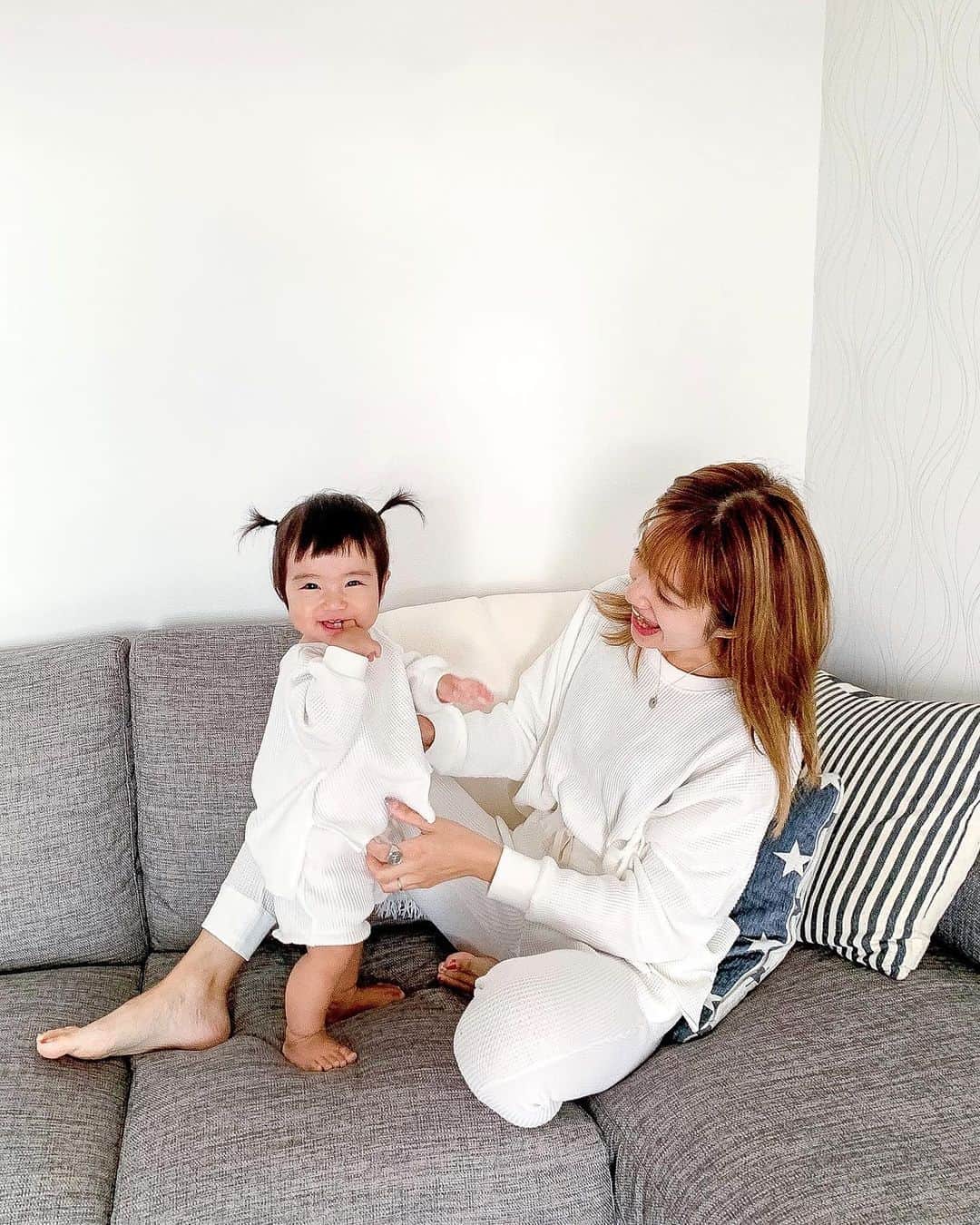 のインスタグラム：「やっと着れた @kiyoko1207 の ブランド @_maliraj_ のセットアップ💛 . 親子でリンクで着れるの👨‍👩‍👧 . 日本製で生地もしっかりしてて、とにかくデザイン、形が可愛すぎて💛ダボつき具合とかたまらなく可愛い♡ . もうほとんど売り切れちゃってるっぽいので再販を狙ってみてね🥺 . . #親子 #親子コーデ #親子リンク #セットアップ #母娘 #赤ちゃんのいる生活 #1歳3ヶ月 #女の子ベビー」