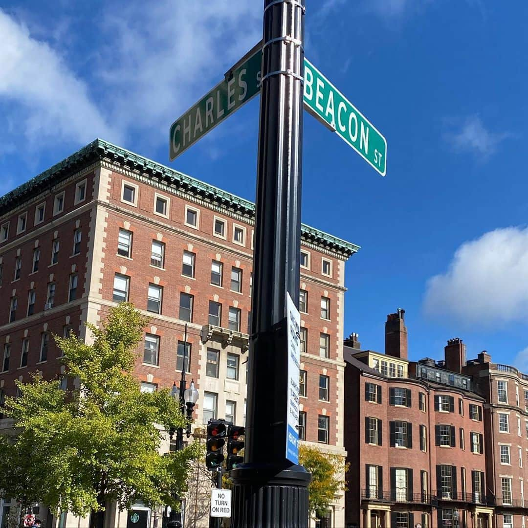 エイミー・シューマーさんのインスタグラム写真 - (エイミー・シューマーInstagram)「Anyone in Boston please join me at this corner inside the park by the duck statues at 1215pm today to kneel for #djhenry  and #georgefloyd for 8 minutes and 46 seconds #sayhisname or please wherever you are join me and post for #djhenry and post yourself doing it if you feel comfortable. I know it would mean a lot to his family」10月18日 0時11分 - amyschumer