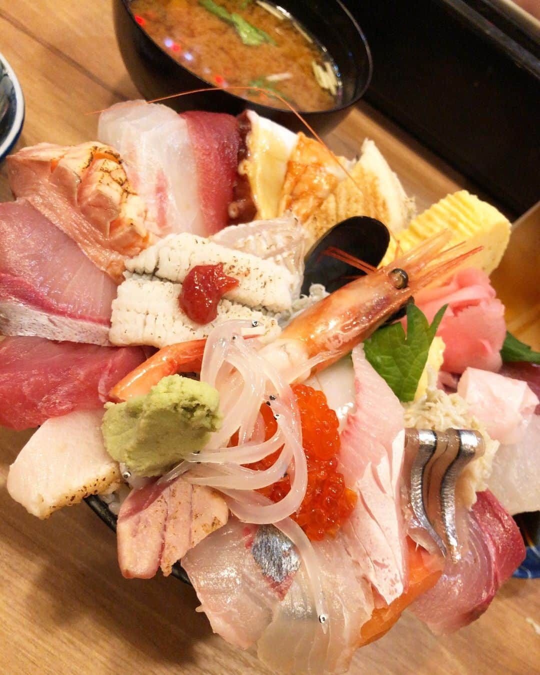 チズさんのインスタグラム写真 - (チズInstagram)「980円で食べれる海鮮どぉーん🐟 ここよりコスパいいとこ知らない。  #コスパ最高 ✨ #お腹はちきれる 🐷 #とにかく美味しい 💯 #神東寿司  #ランチ激戦 #夜は確実 ❤︎ #春日野グルメ #神戸グルメ #飼い主の出来事 #御馳走様でした 🙏  #インスタでわんこみるのが日課 ♡♡」10月18日 0時06分 - sqi.chizu